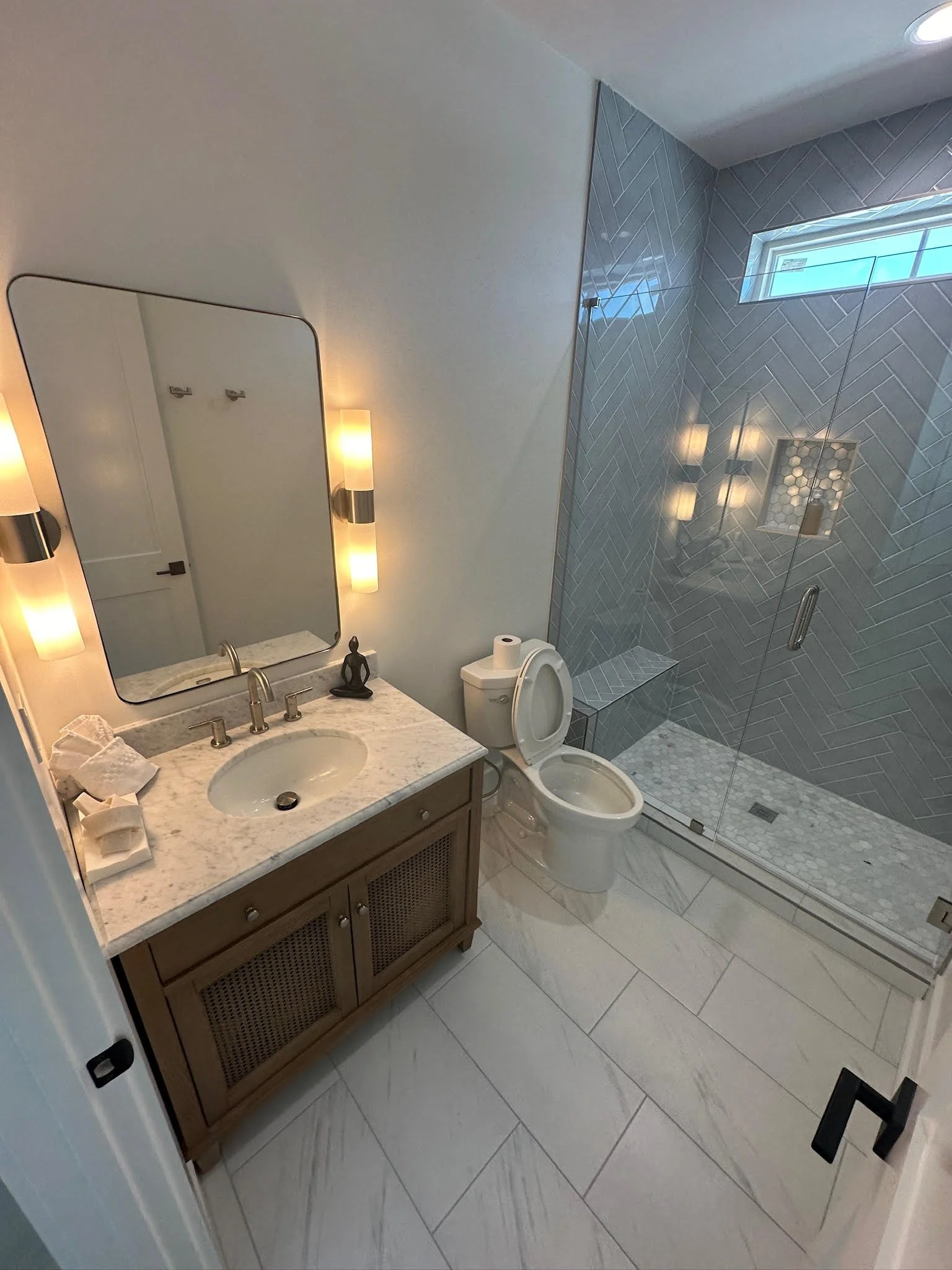 212 bathroom.jpg