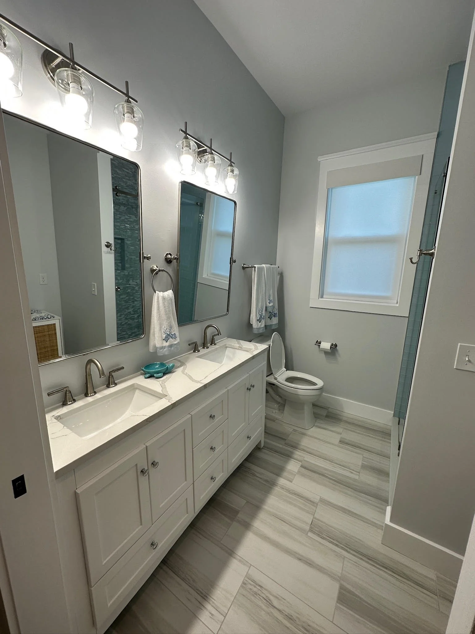 407 bathroom3.jpg