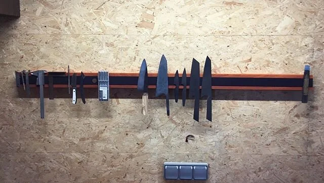 New addition to the shop and some WIP&rsquo;s!&bull; #forgedsteel #forgedfinish #handforged #knifemaker #handmade #custom #cutlery #cheflife #kitchenknife #kiritsuke #steel #sharp #handmadebelgium #handgemaakt #makersgonnamake #putyourheartintoit