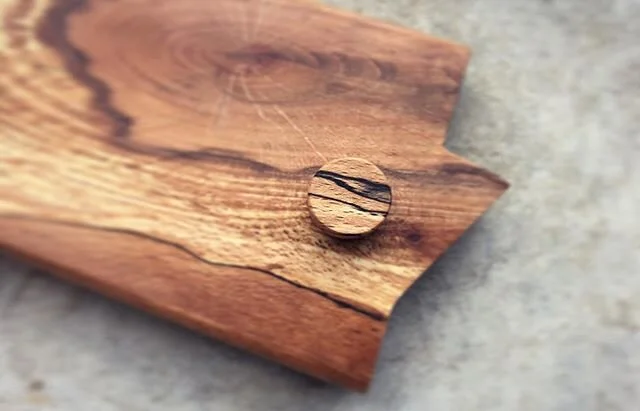 My brother and I made a saya for his knife yesterday and the pattern of this spalted beech is incredible! 
#wood #beech #beechwood #handforged #knifemaker #handmade #custom #cutlery #chef #kitchenknife #kiritsuke #handmadebelgium #makersgonnamake #pu