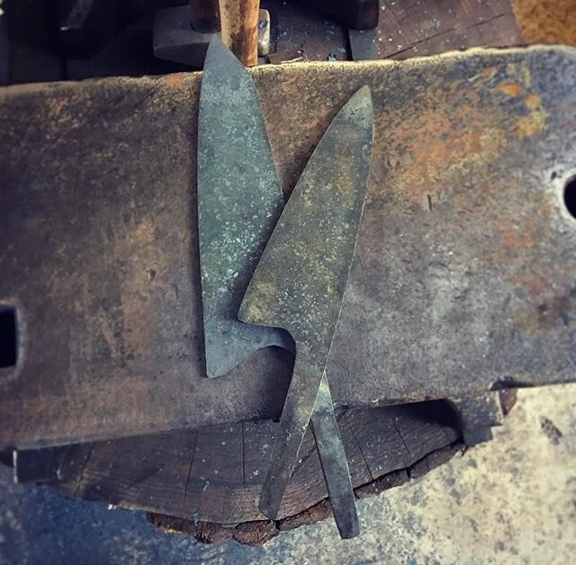 Been doing so much work on my atelier lately, I almost forgot what it was for... got that straightened out! #forgedsteel #forgedfinish #handforged #knifemaker #handmade #custom #cutlery #kitchenknife #1.2419.05 #handmadebelgium #makersgonnamake #puty
