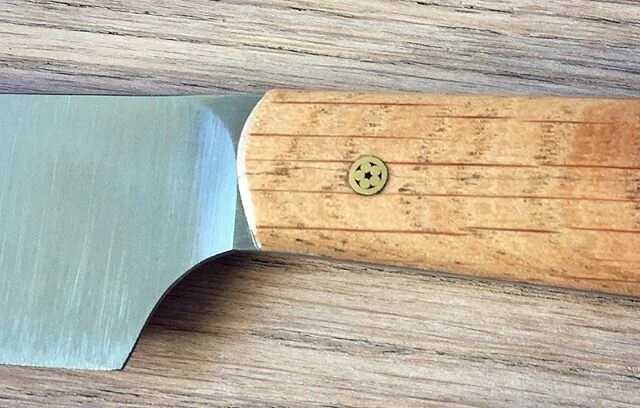 I made a tiny little knife for a tiny little person! 😁 #tinyknife #babyknife #knifemaker #handmade #custom #cutlery #kitchenknife #tableknife #niolox #stainlesssteel #notsharp #handmadebelgium #makersgonnamake #putyourheartintoit