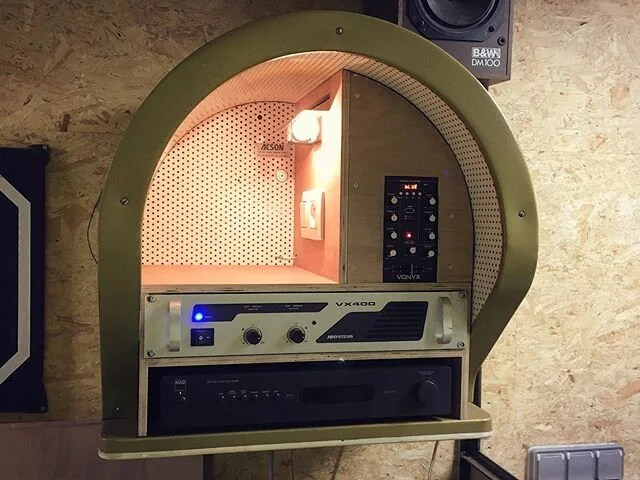 I hooked the shop up with some decent audio &amp; did a custom build to fit it in an old telephone-booth!
🙌🏼🎼 #soundsystem #audio #wood #telephone #handmade #handmadebelgium #makersgonnamake #putyourheartintoit