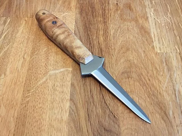 The last knife of 2019! An oyster knife gifted to my father for Christmas.
I hope everyone&rsquo;s had a great holiday season and I wish you all the best for 2020! #forgedsteel #handforged #knifemaker #handmade #custom #cutlery #kitchenknife #oysters