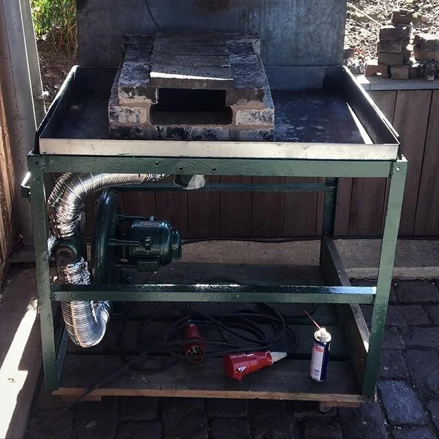 Got my forge restored, reassembled and improved! Good as new! Can&rsquo;t wait to fire 🔥it up, but can&rsquo;t until the clay dries... #forge #fire #green #clay #brick #oldbutnew #handmade #custom #steel #handmadebelgium #makersgonnamake #putyourhea