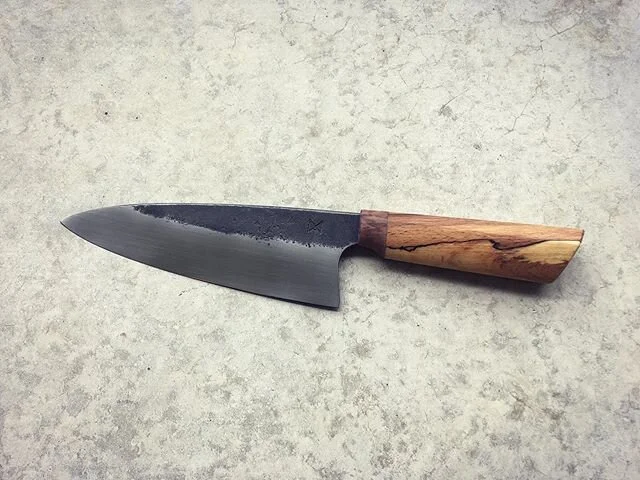 My latest work! A double-bevel deba style knife, with a thicker spine for some heavier duty tasks. Check my website for more information. Link in my bio.

#forgedsteel #forgedfinish #handforged #knifemaker #handmade #custom #cutlery #demichef #kitche