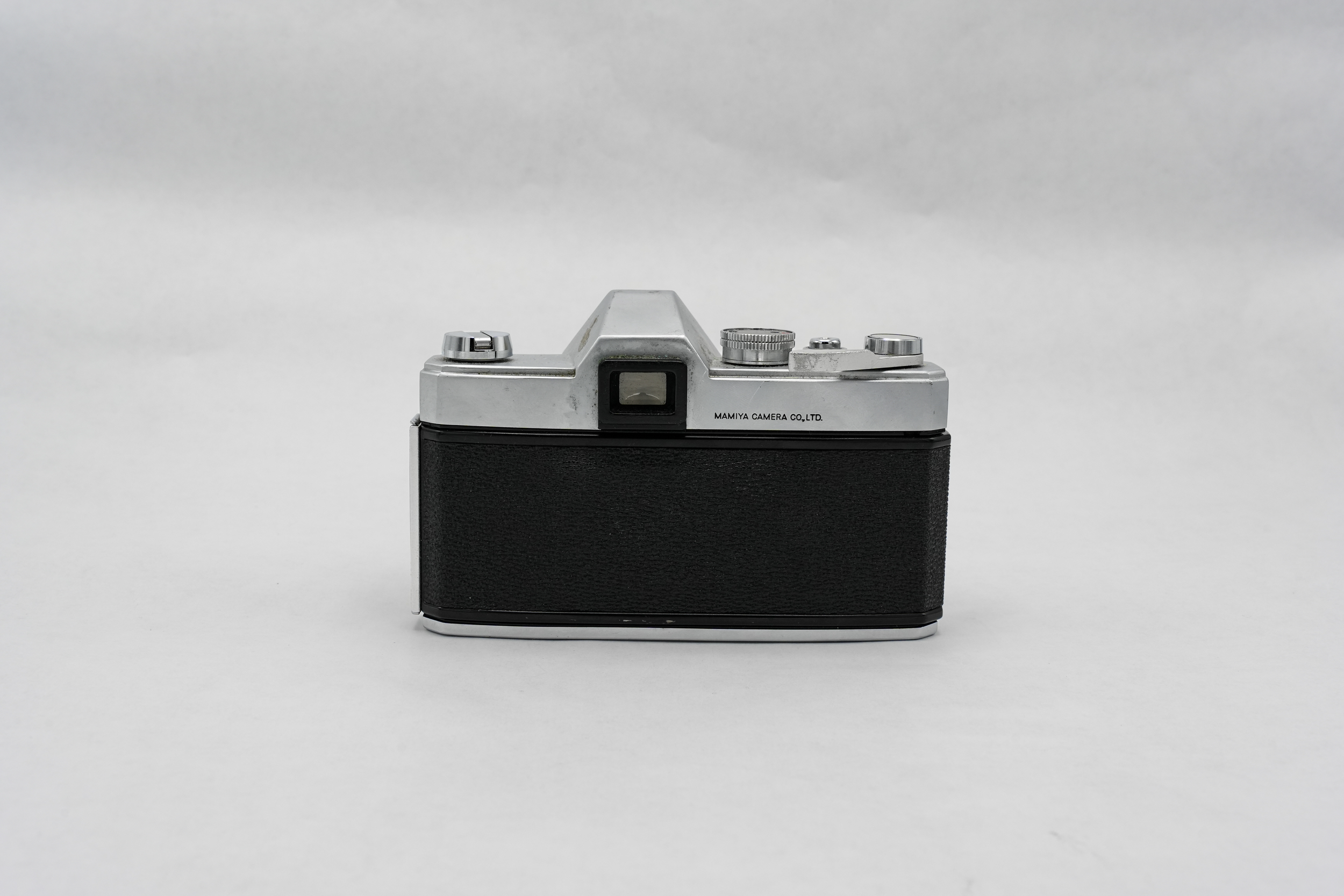 C02_Mamiya_500_DTL_Rikenon_50mm_f2_rear_02.webp