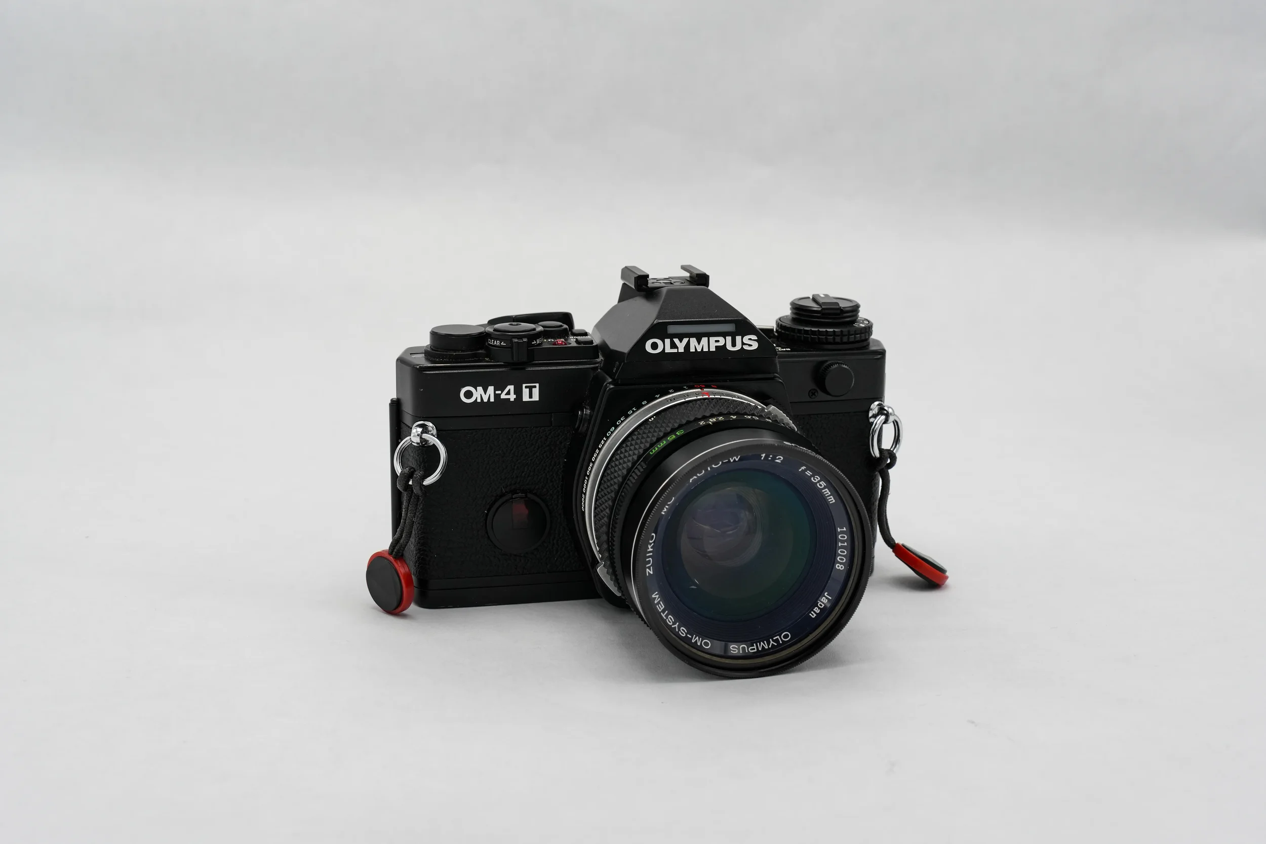 C32_Olympus_OM-4T_Zuiko_MC_35mm_f2_front-angle_01.webp