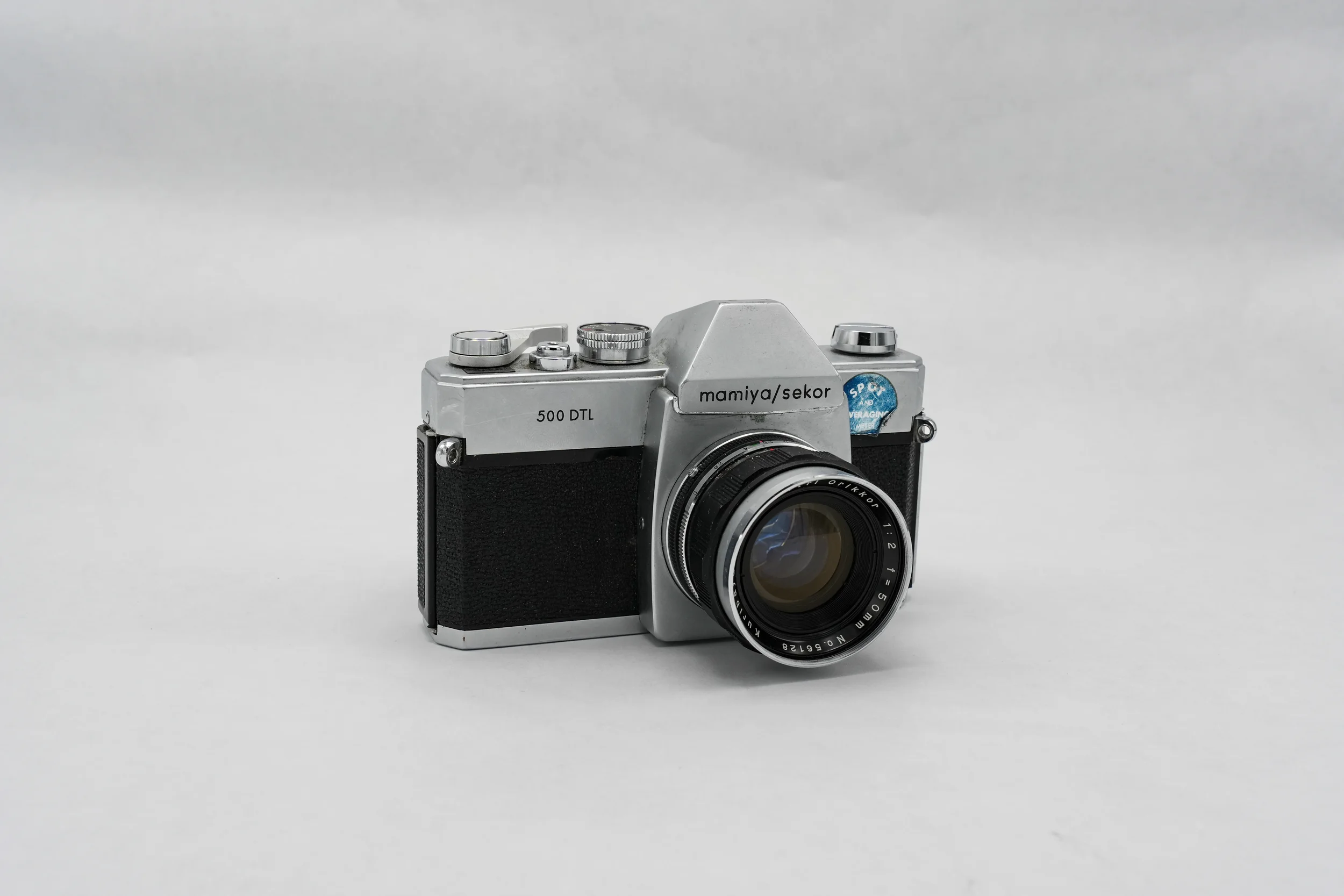 C02_Mamiya_500_DTL_Rikenon_50mm_f2_front_01.webp