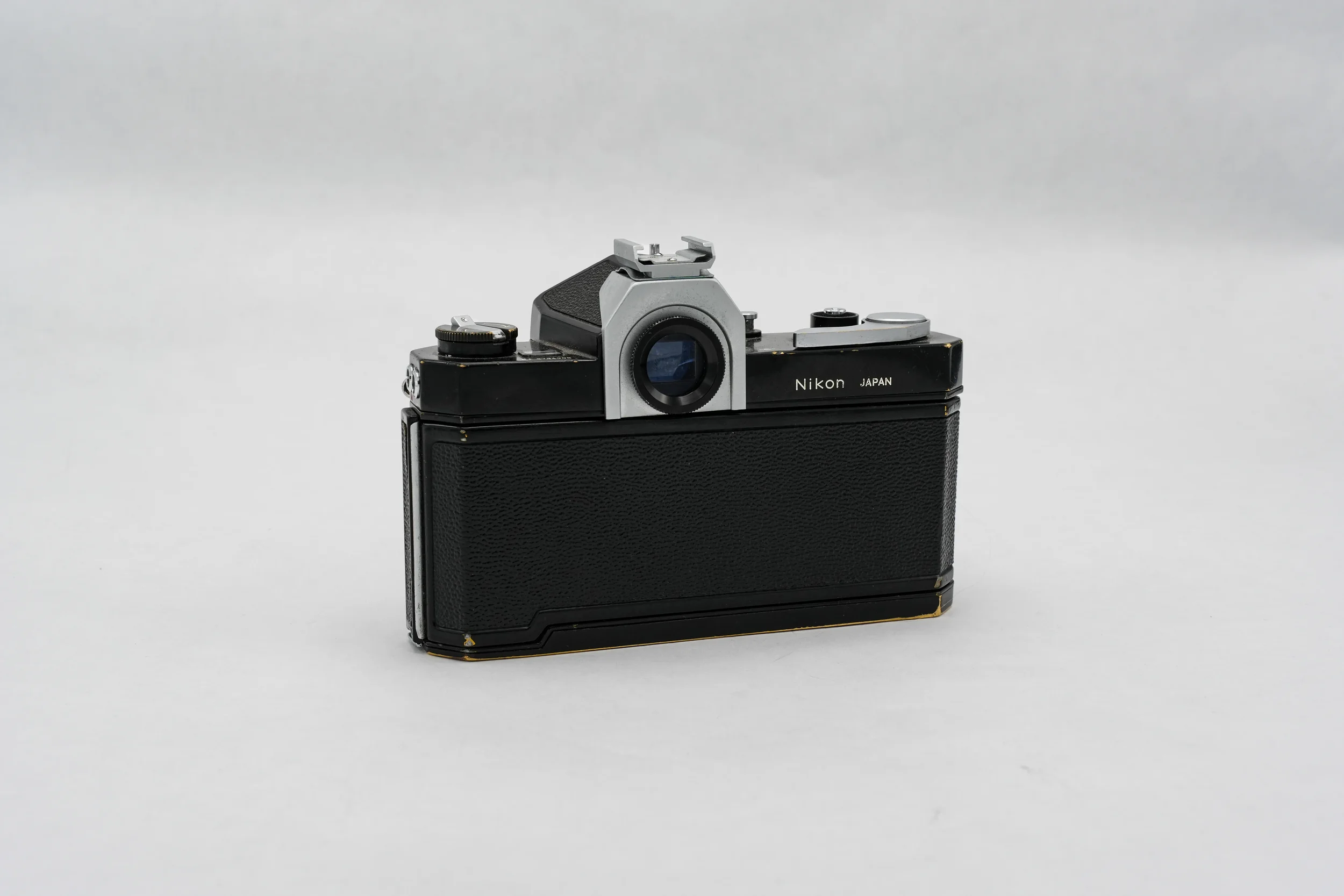 C29_Nikkormat_FTn_Black_model-check_rear_03.webp