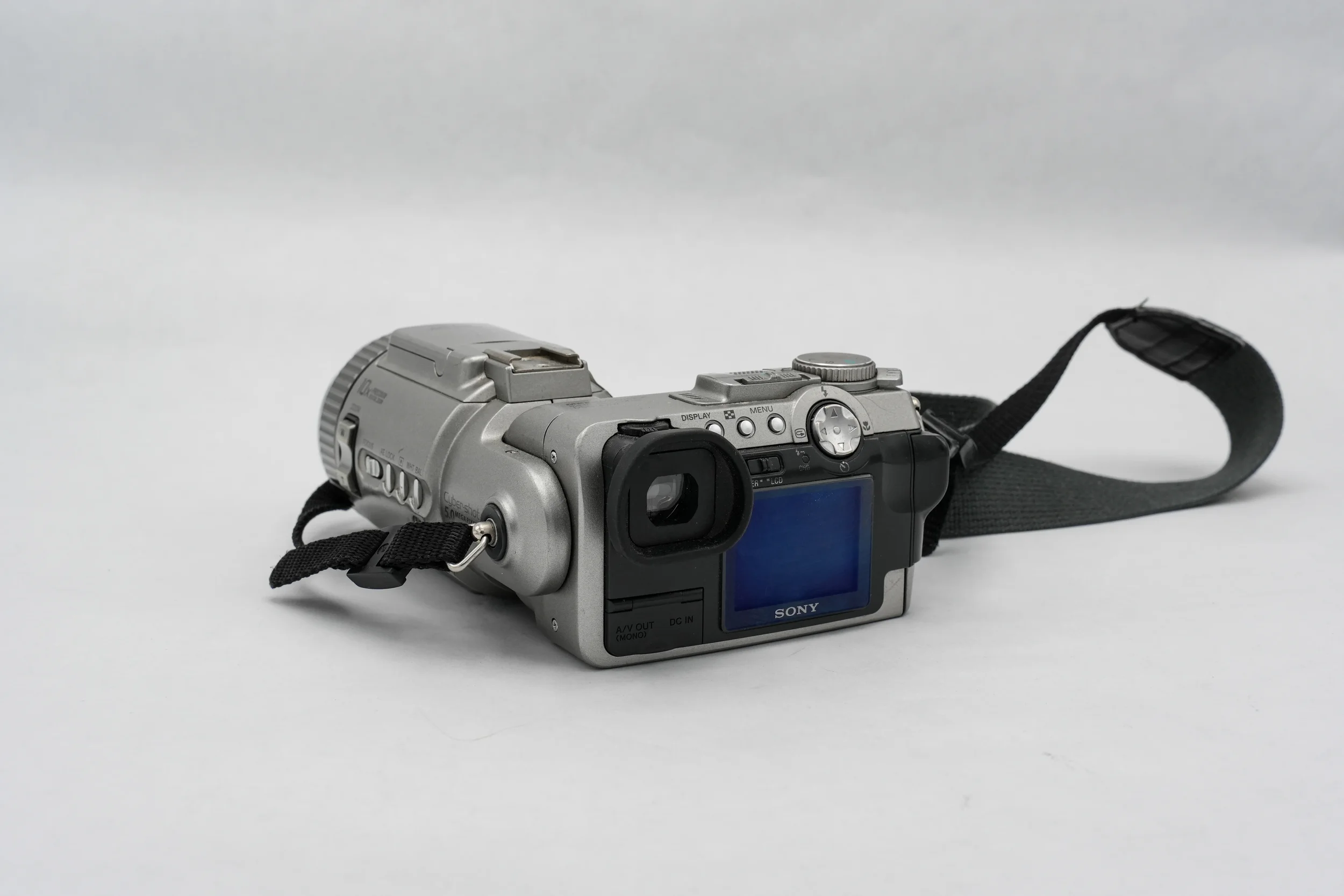 C26_Sony_Cyber-shot_DSC-F707_rear-angle_02.webp