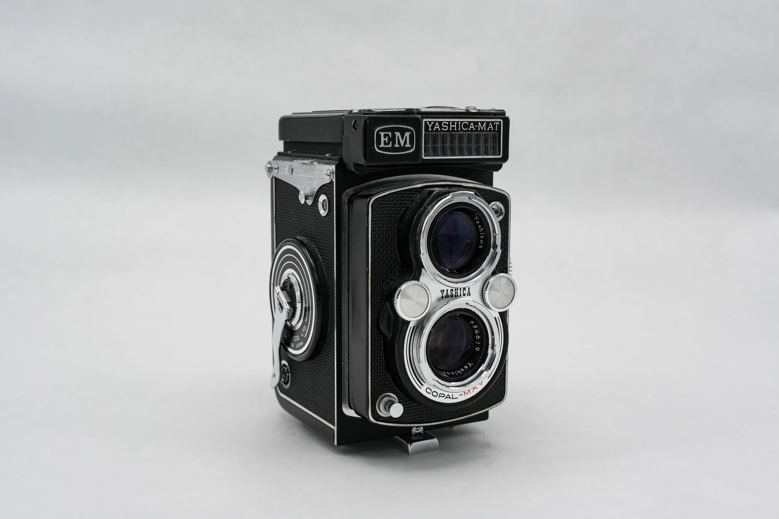 C25_Yashica_Mat_EM_front-angle_01.webp