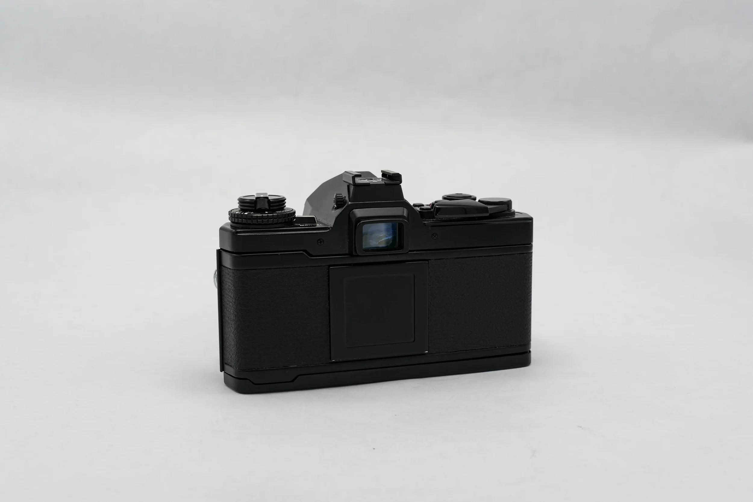 C32_Olympus_OM-4T_Zuiko_MC_35mm_f2_rear_02.webp