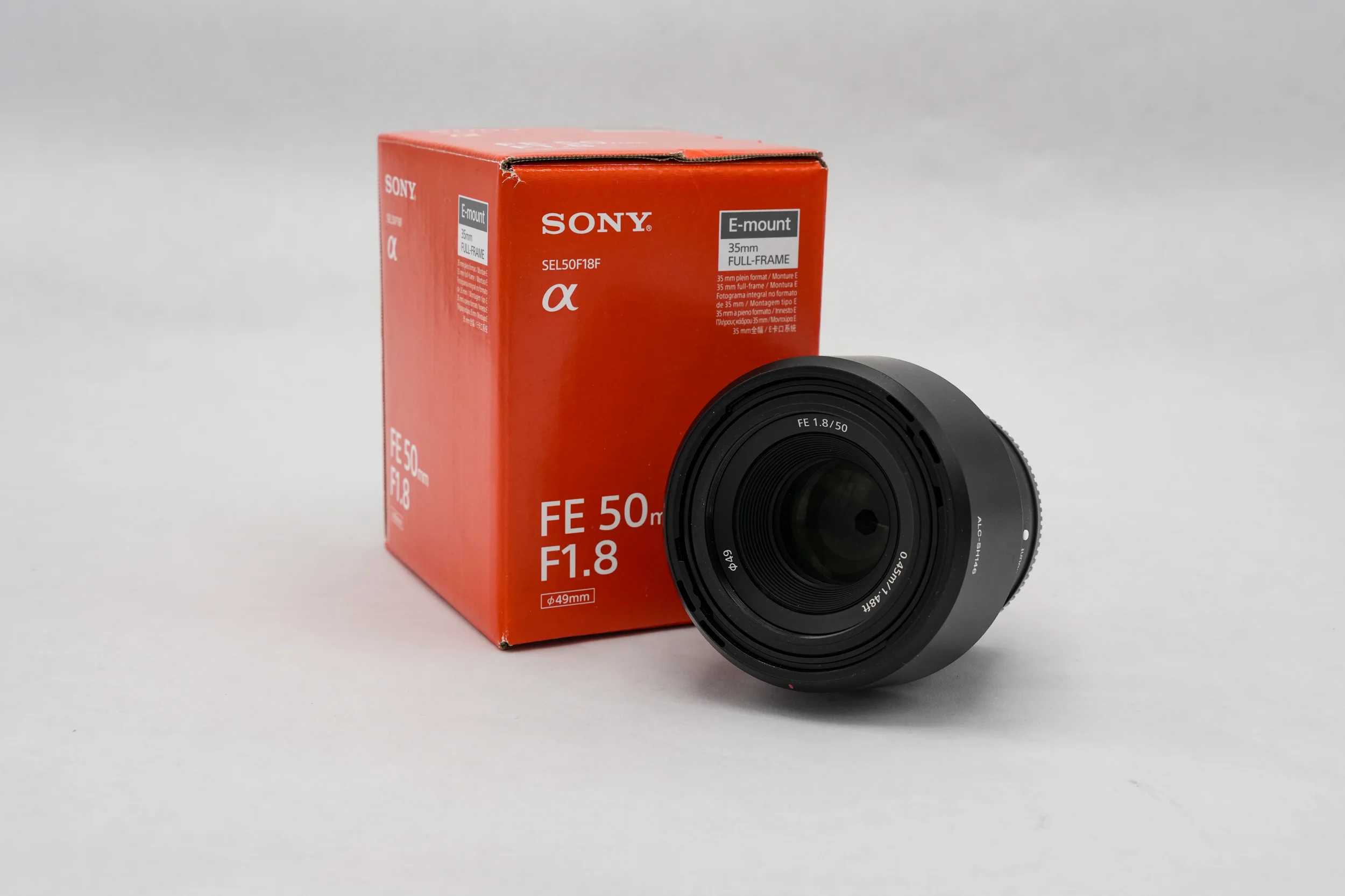 C23_Sony_FE_50mm_f1.8_SEL50F18F_front-with-box_01.webp