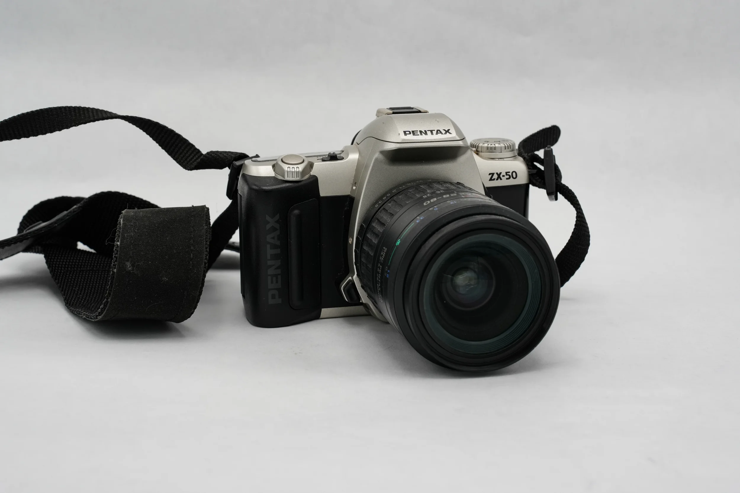 C19_Pentax_ZX-50_28-80mm_kit_front_01.webp
