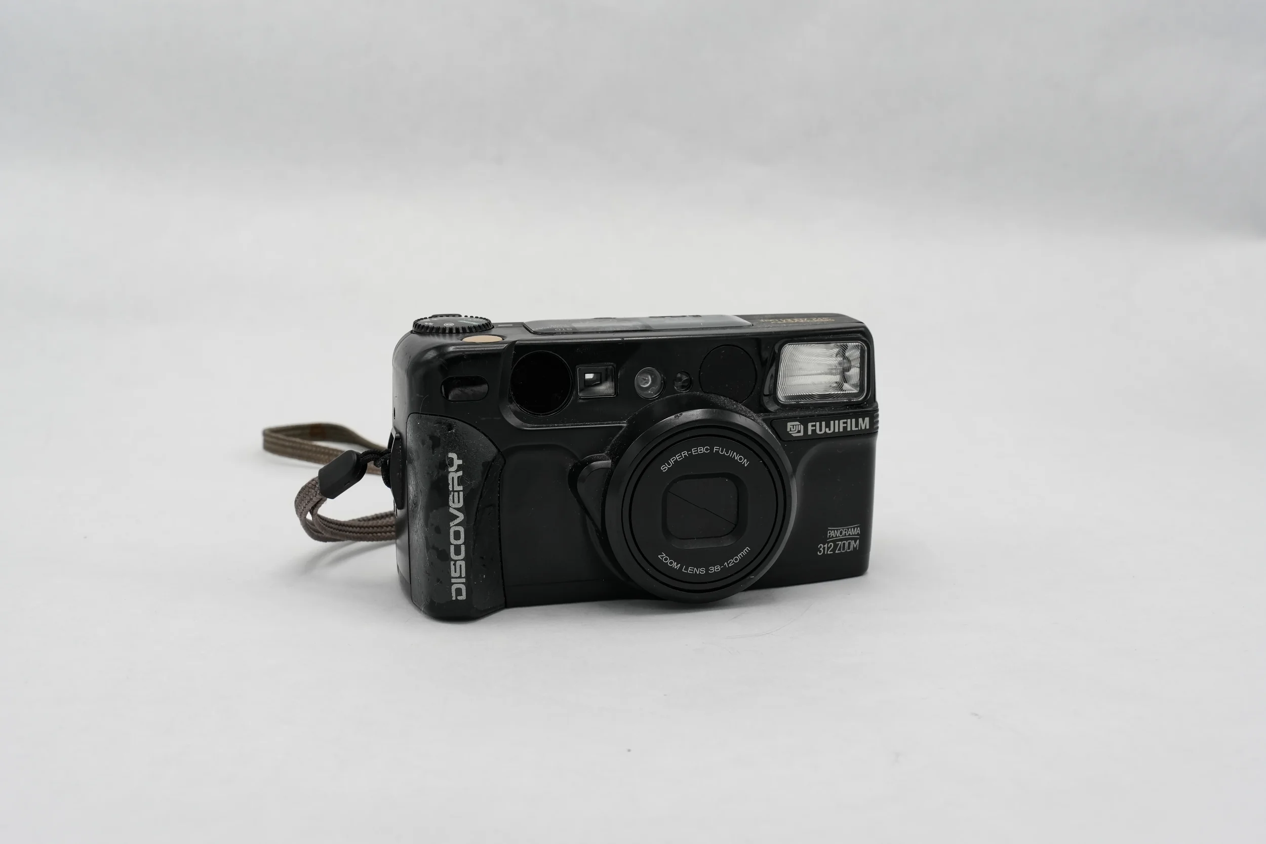 C33_Fujifilm_Discovery_312_Zoom_Date_front-angle_01.webp