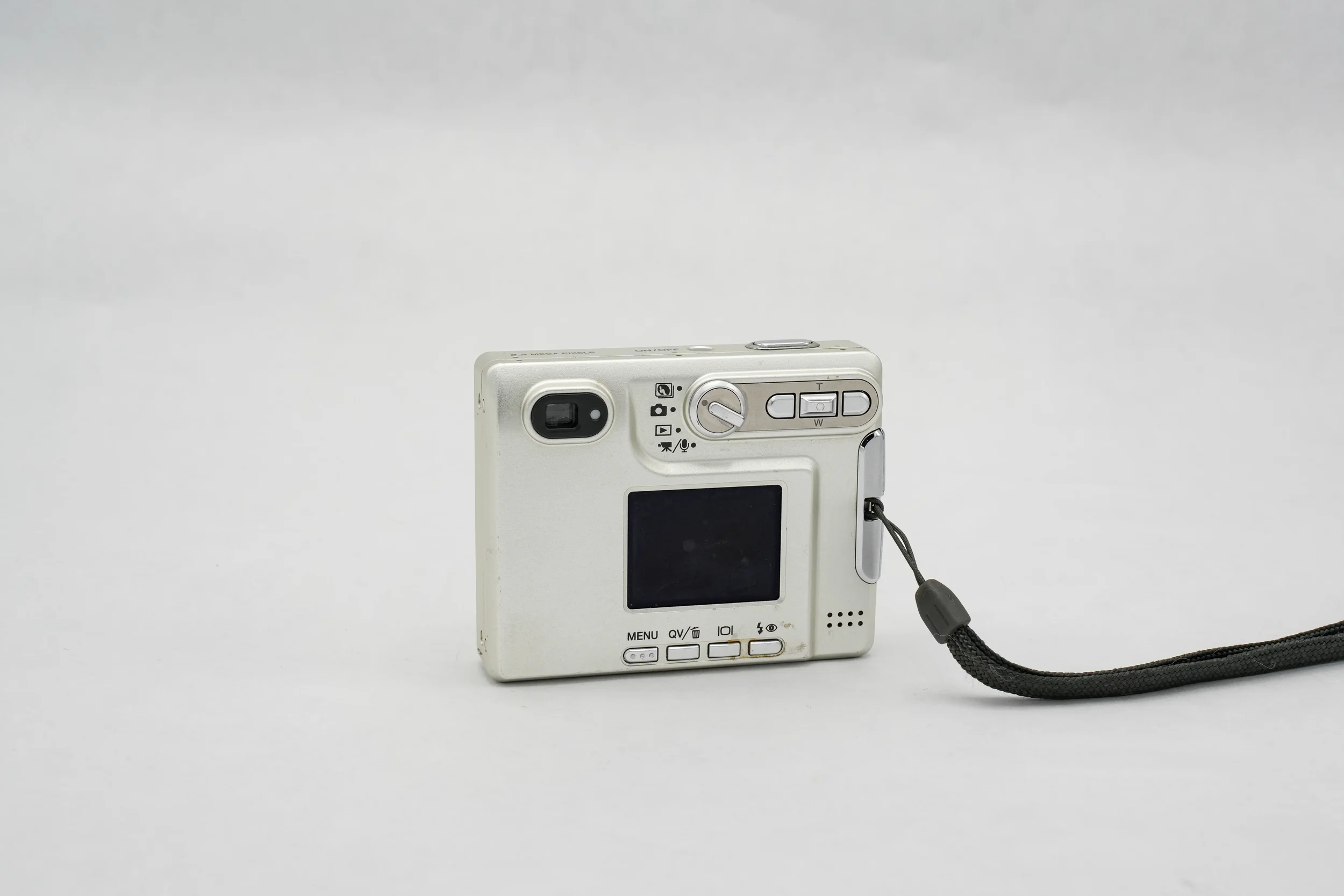 C10_Konica_Minolta_DiMAGE_X31_rear_03.webp