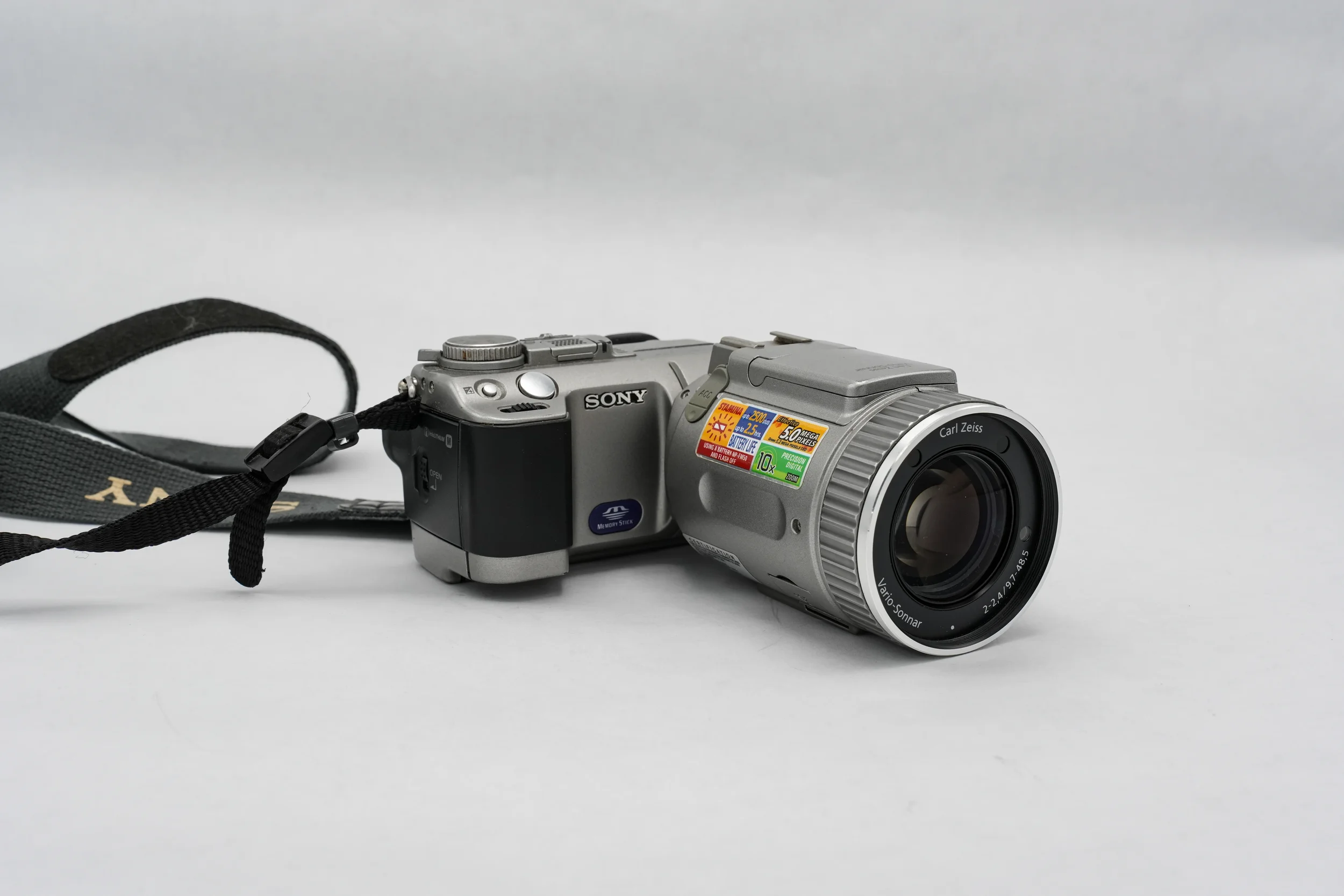 C26_Sony_Cyber-shot_DSC-F707_front-angle_01.webp