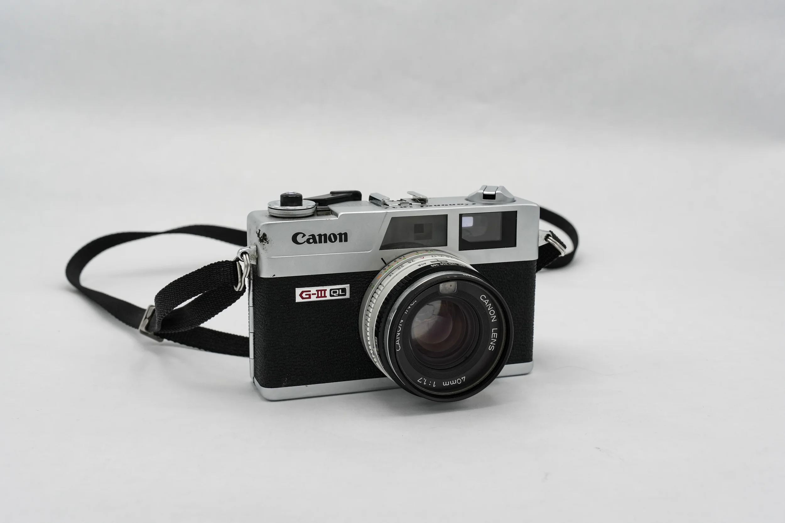 C30_Canon_Canonet_QL17_GIII_front-angle_01.webp