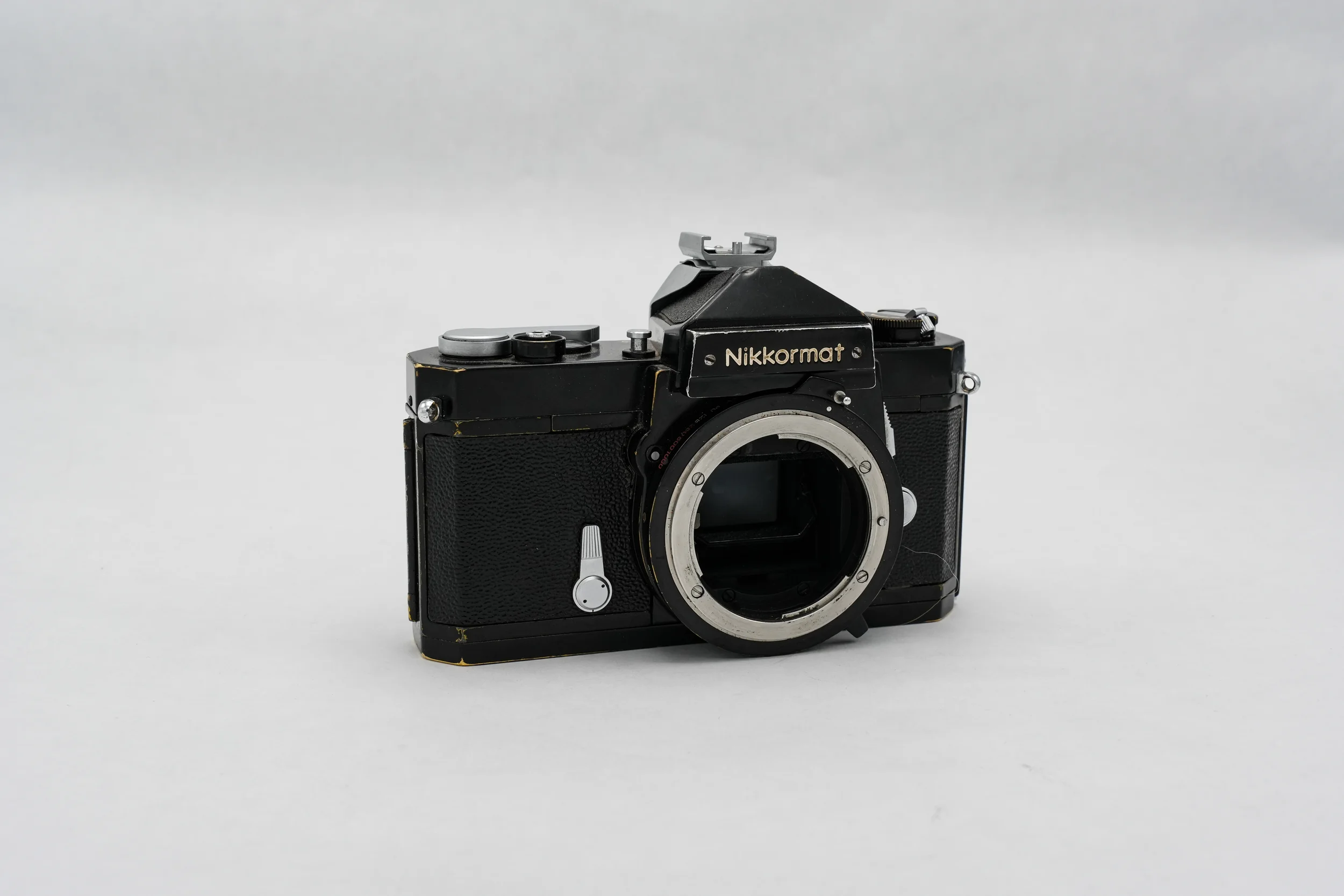 C29_Nikkormat_FTn_Black_model-check_front-angle_02.webp