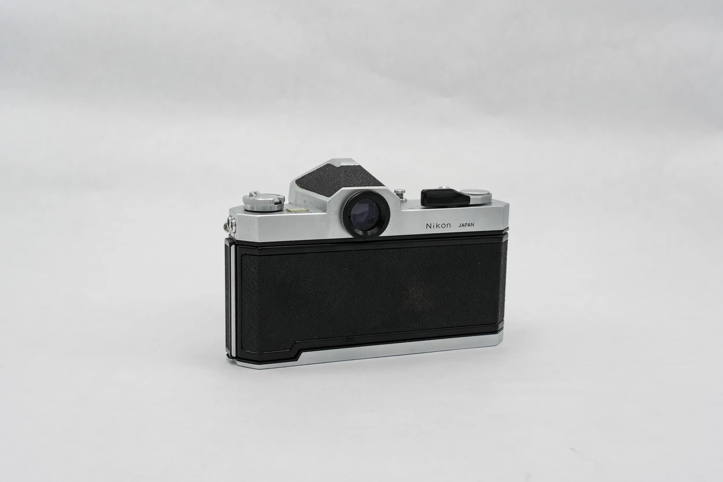 C03_Nikkormat_FT-family_Nikkor-S_50mm_f1.4_rear_02.webp