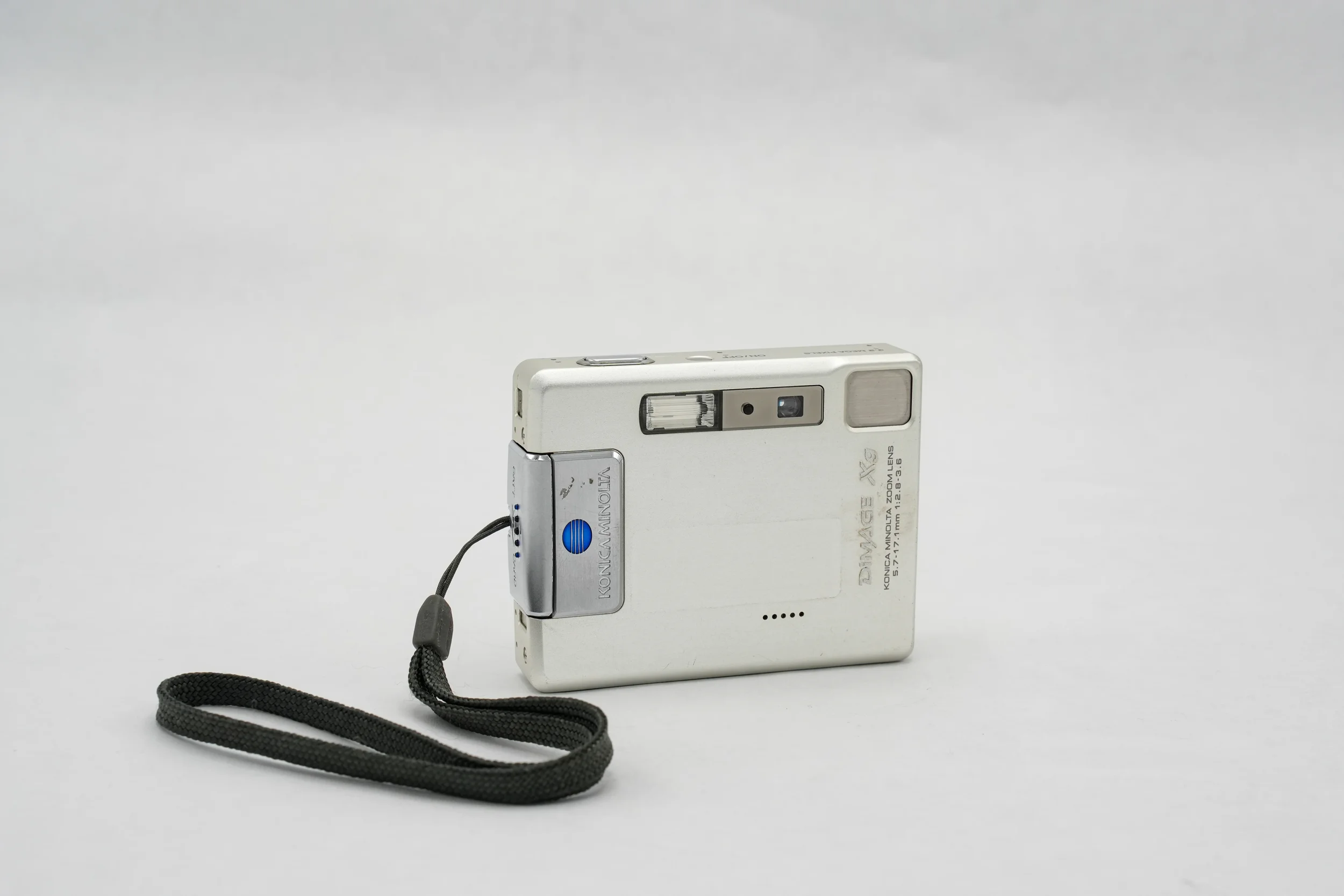 C10_Konica_Minolta_DiMAGE_X31_front_02.webp