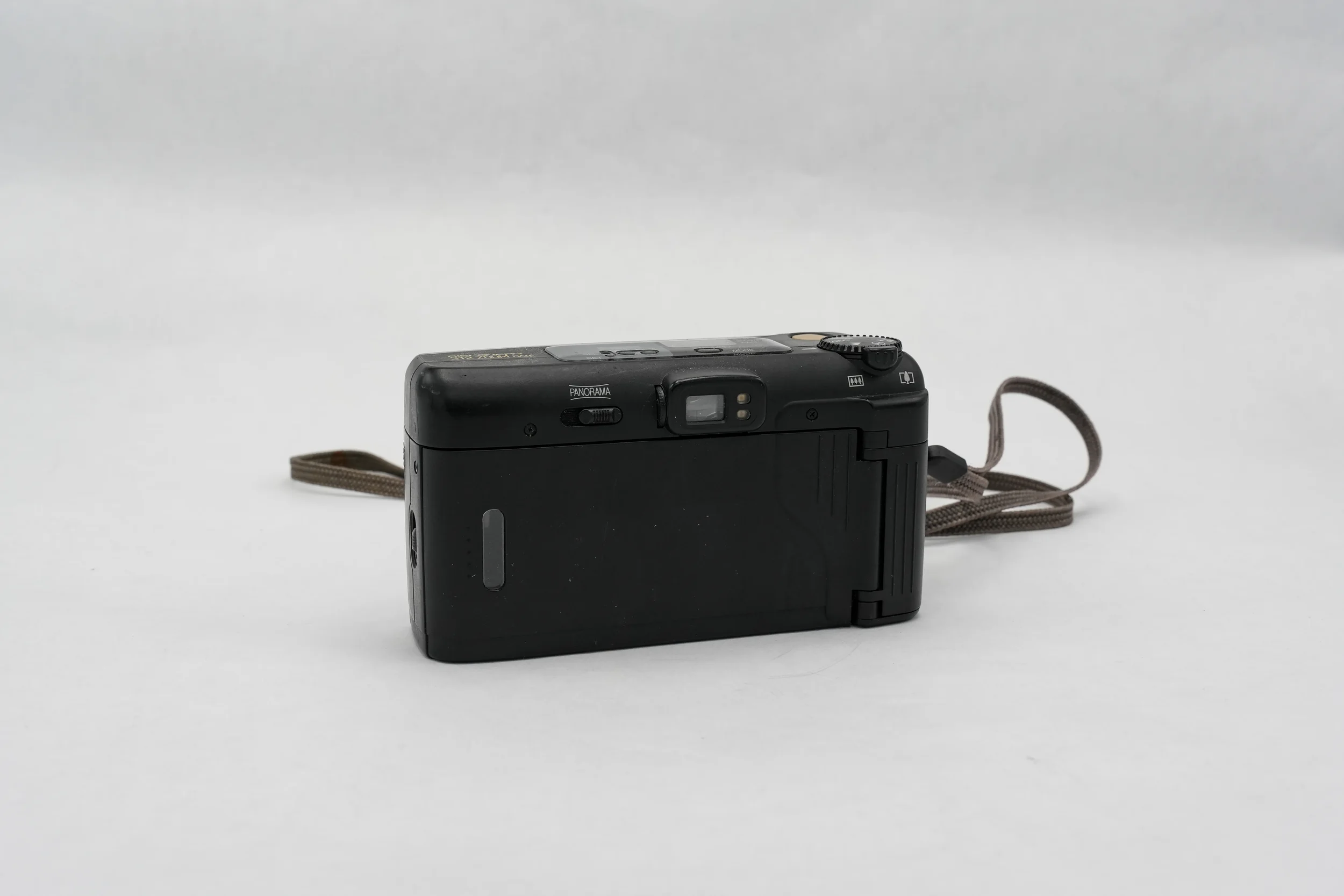 C33_Fujifilm_Discovery_312_Zoom_Date_rear_02.webp