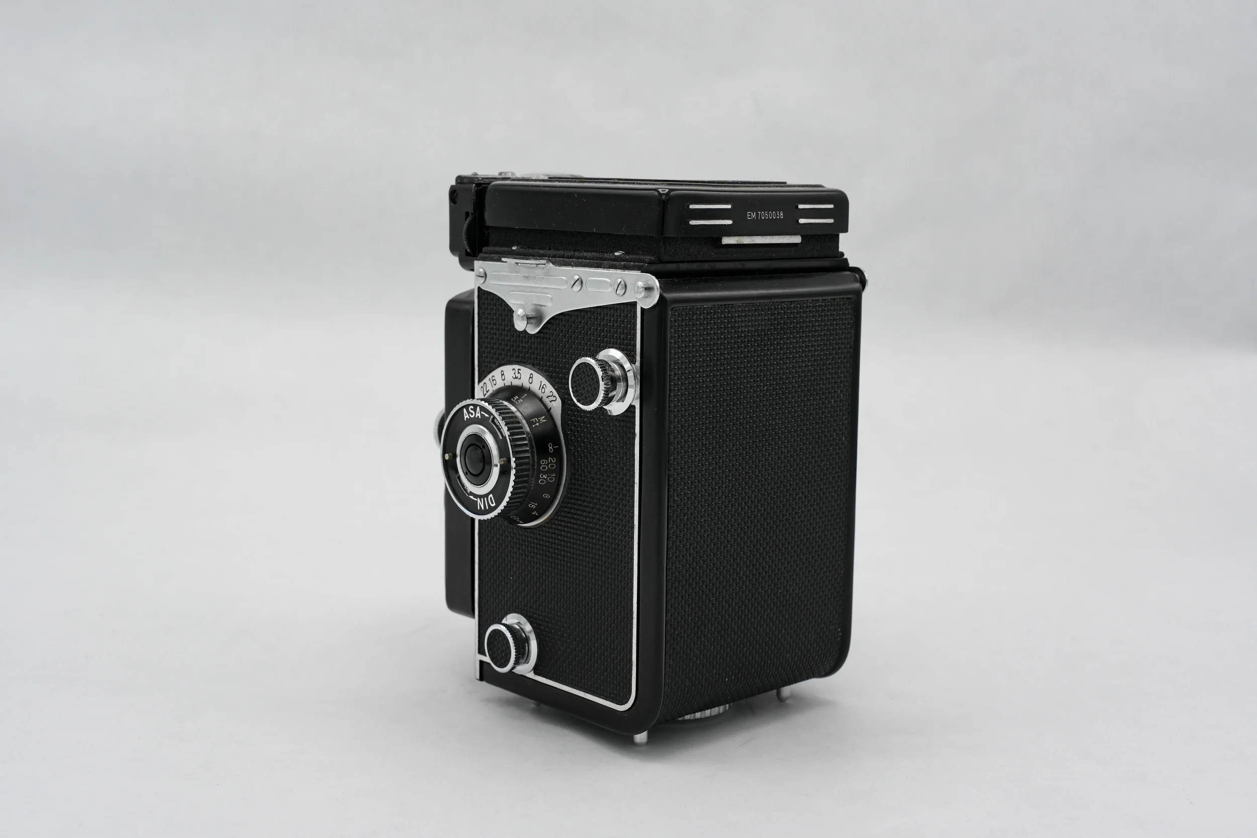 C25_Yashica_Mat_EM_rear-angle_02.webp