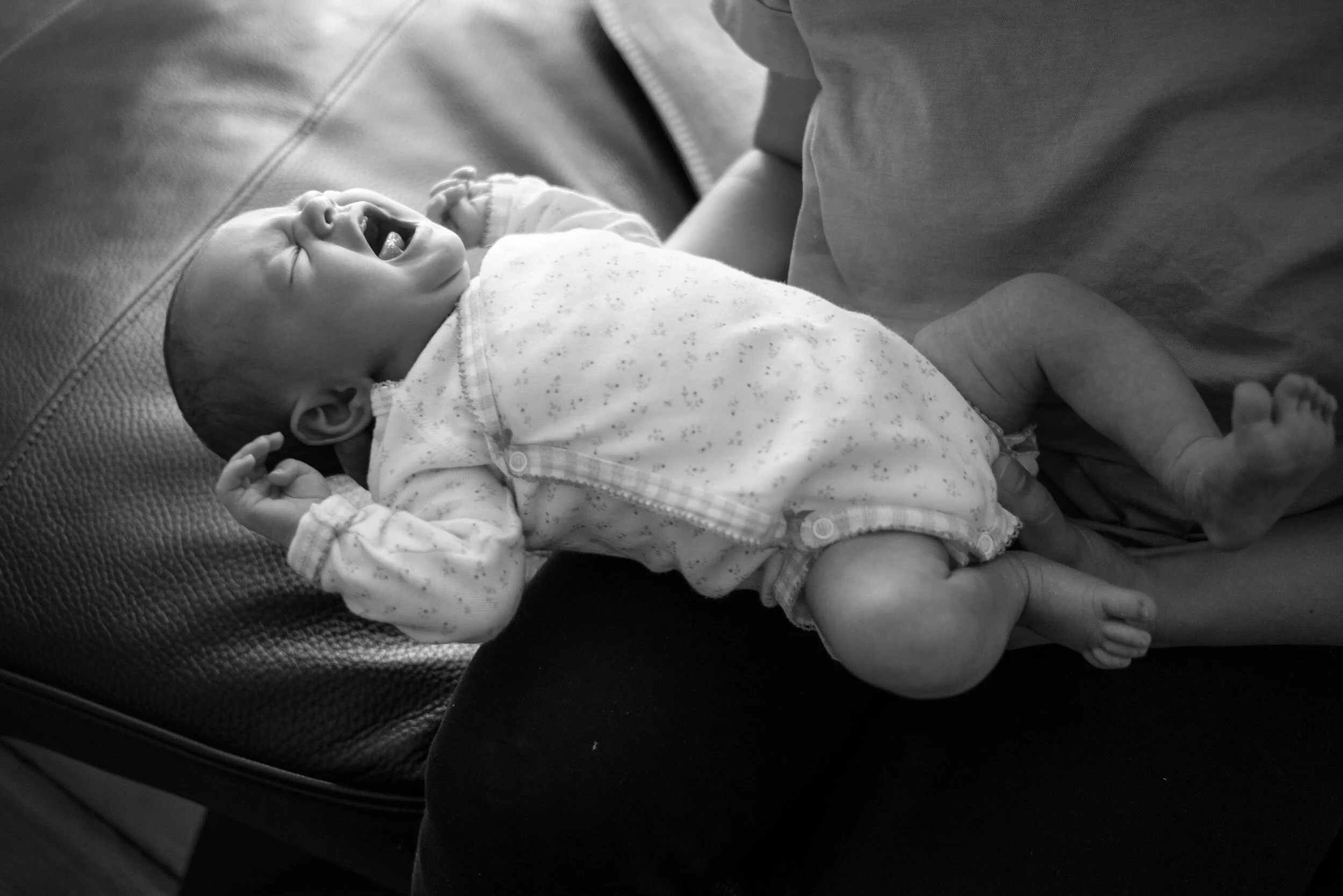 Newborn photos at home - crying