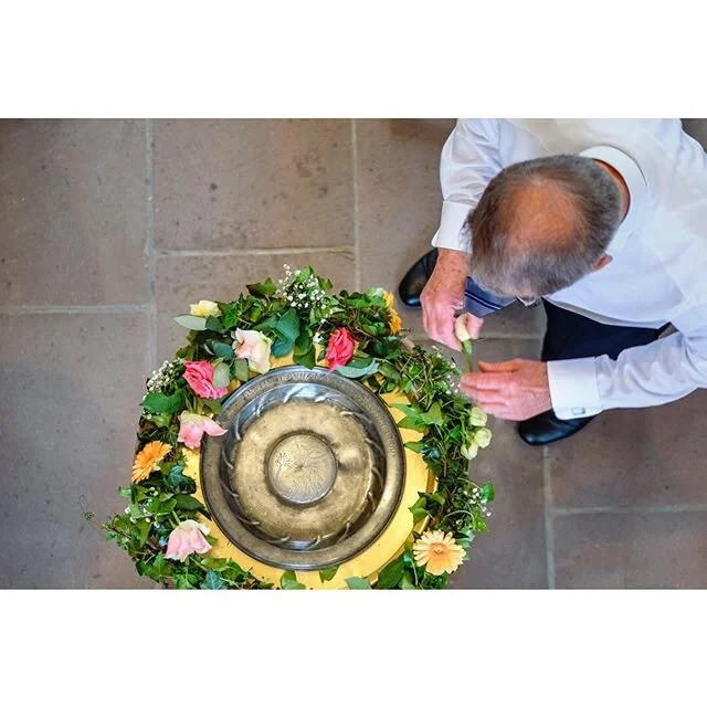 Early at church to prepare for his granddaughters christening 
#taufe #familyphotography .
.
.
.
.
.
.
.
.
.
.
.
.
.
.
.
.
.
#echteslebenzeigen #kidsphotography #familysessions #fotografiadocumental #familienzeit #kinderfotografie #alltagmitkind #fam