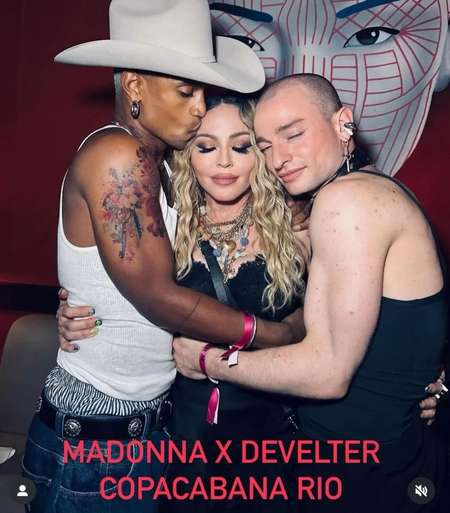🎨🍭Madonna, the Queen of Pop Celebrating an extraordinary moment at the end of her Celebration Tour in Rio to the Backdrop of Commissioned Artwork by renowned artist @christiandevelter at @belmondcopacabanapalace 

What an amazing moment and give ba