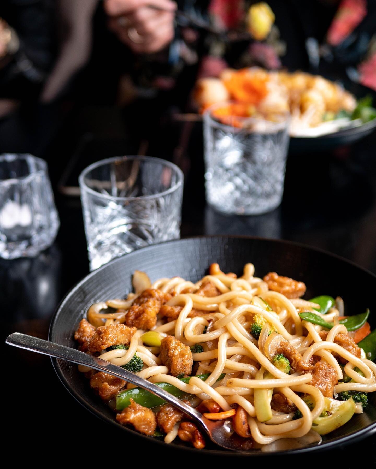 Le secret du succ&egrave;s de notre Ka&iuml; Udon, c&rsquo;est sa sauce tha&iuml; 🤫 Associ&eacute;e &agrave; ses croustillants de poulet, nouilles Udon, brocolis, carottes, pois mange-tout et noix de cajou, on est sur un m&eacute;lange parfait de sa