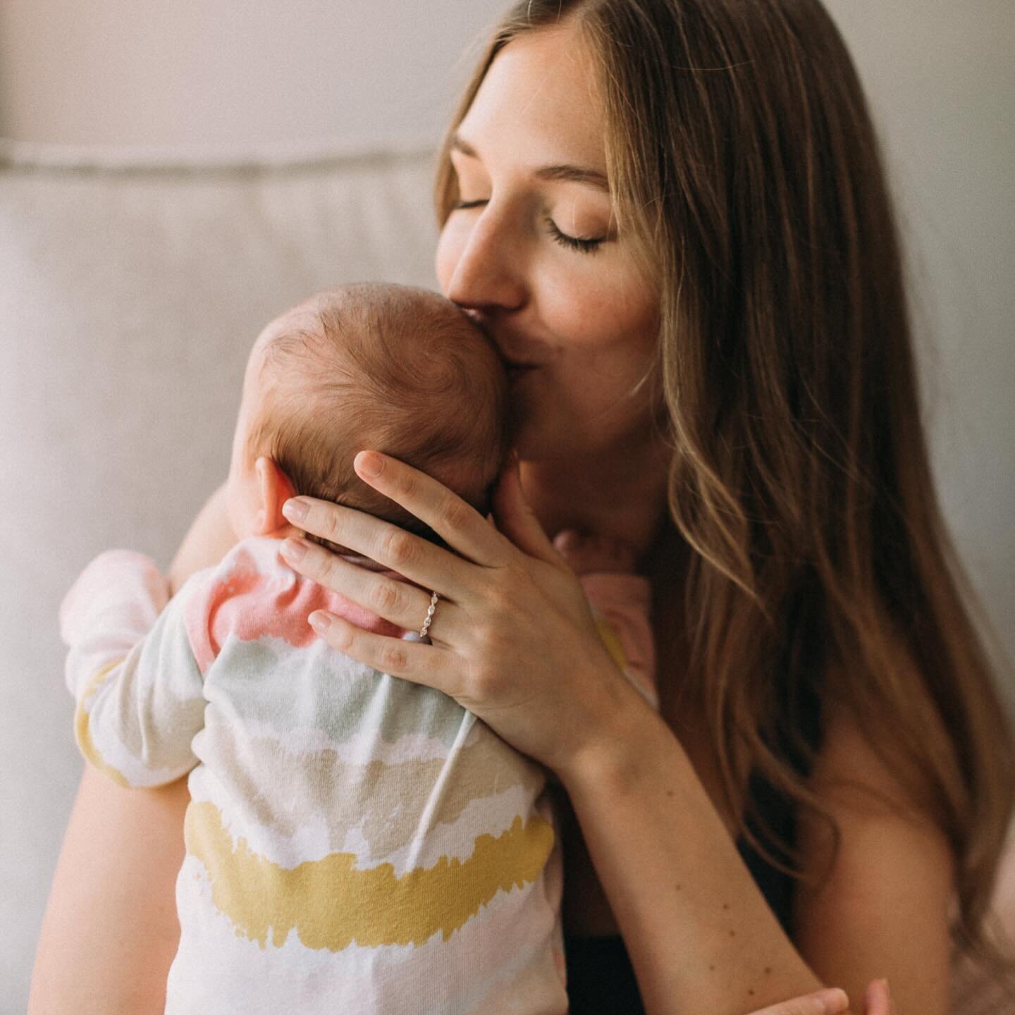 I get it, newborn sessions can feel a little daunting as a new parent. With the crazy feeding schedules and having your life totally turned upside down (in the best way), getting photos can feel like the last thing you want to do. When I approach a n