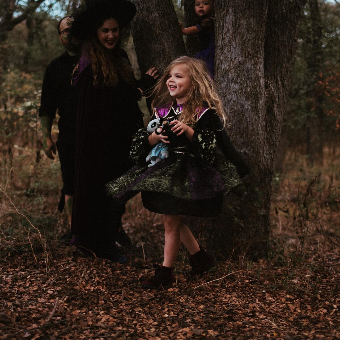 It&rsquo;s all a bunch of ✨hocus pocus✨

Can we all just collectively agree that everyone needs Halloween costumes for their family photos? Yes? Perfect.
.
.
.
.
.
#wylietx #wyliephotographer #planophotographer #dallasfamilyphotographer #halloweencos