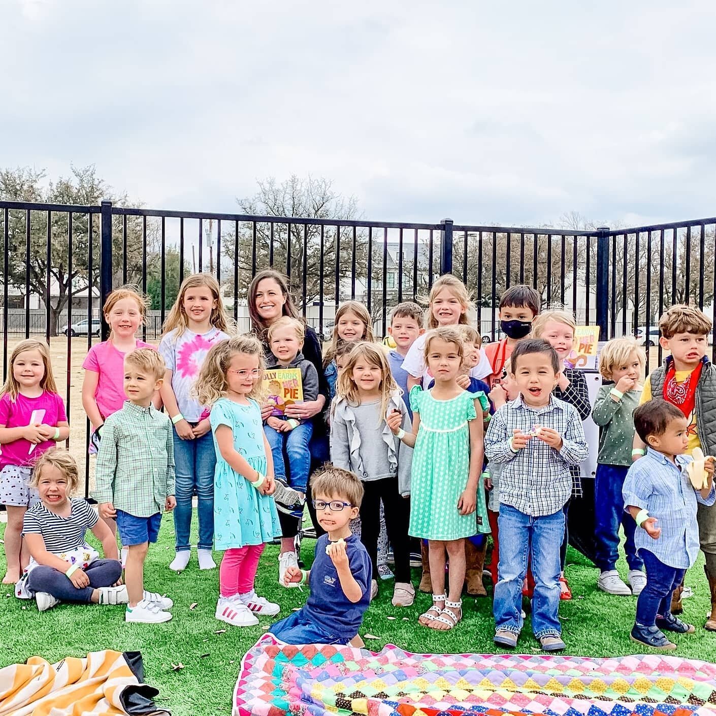 This adorable bunch of kiddos came together to help raise money for @hyer_elementary. And they were treated to a reading of MOLLY EARNS HER PIE by Author Misty Wall! Thanks @hyerpreschoolassociation for putting on such a sweet banana-themed event...i