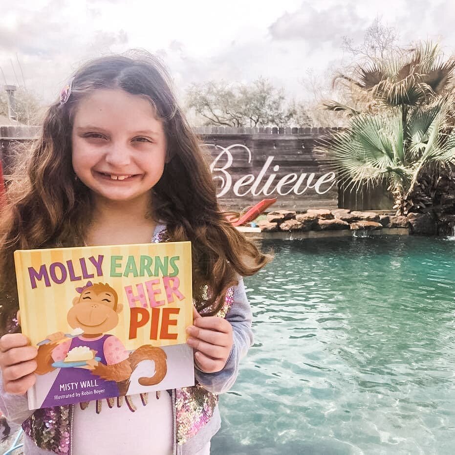 The sun is shining and it's a beautiful day to be outside enjoying a good book. This adorable 3rd grader is a big fan of MOLLY EARNS HER PIE and we can't blame her 😉. 
MOLLY EARNS HER PIE is a wonderfully easy way to start (and continue) the MONEY c
