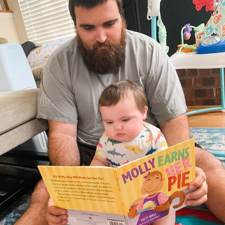How much goodness can you fit in one photo? This little cutie is getting a headstart on money concepts, all while enjoying a playful story with colorful illustrations. It's a win-win for Father &amp; Son 🥰👨&zwj;👦🐒💰