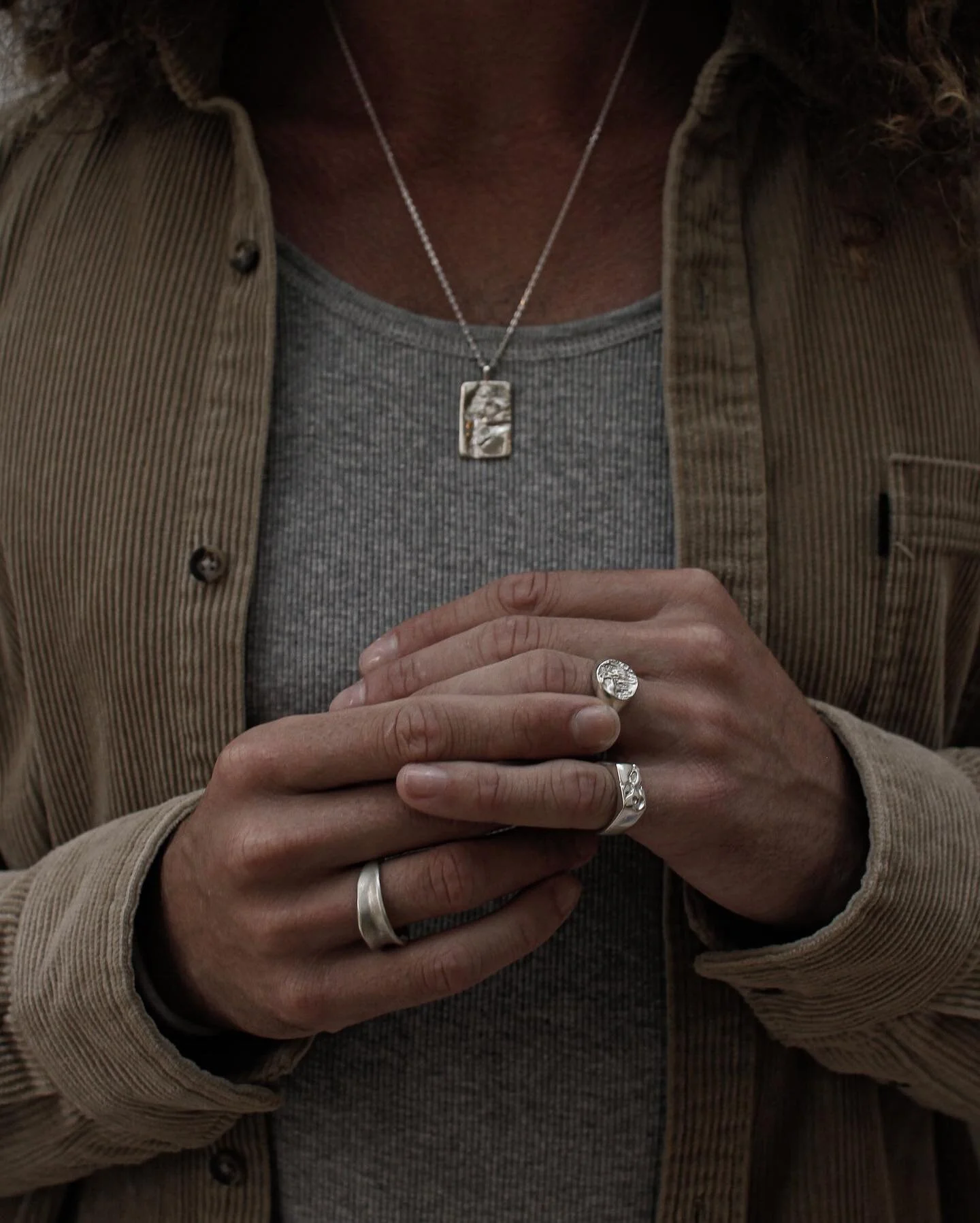 Intricate textures and forms were hand crafted for these Fragments of Coral pieces. 

Pressing precious coral skeletons into melted wax, capturing their delicate forms and revealing their fragile states.

.

#coral #fragmentsofcoral #coralreef #wethe