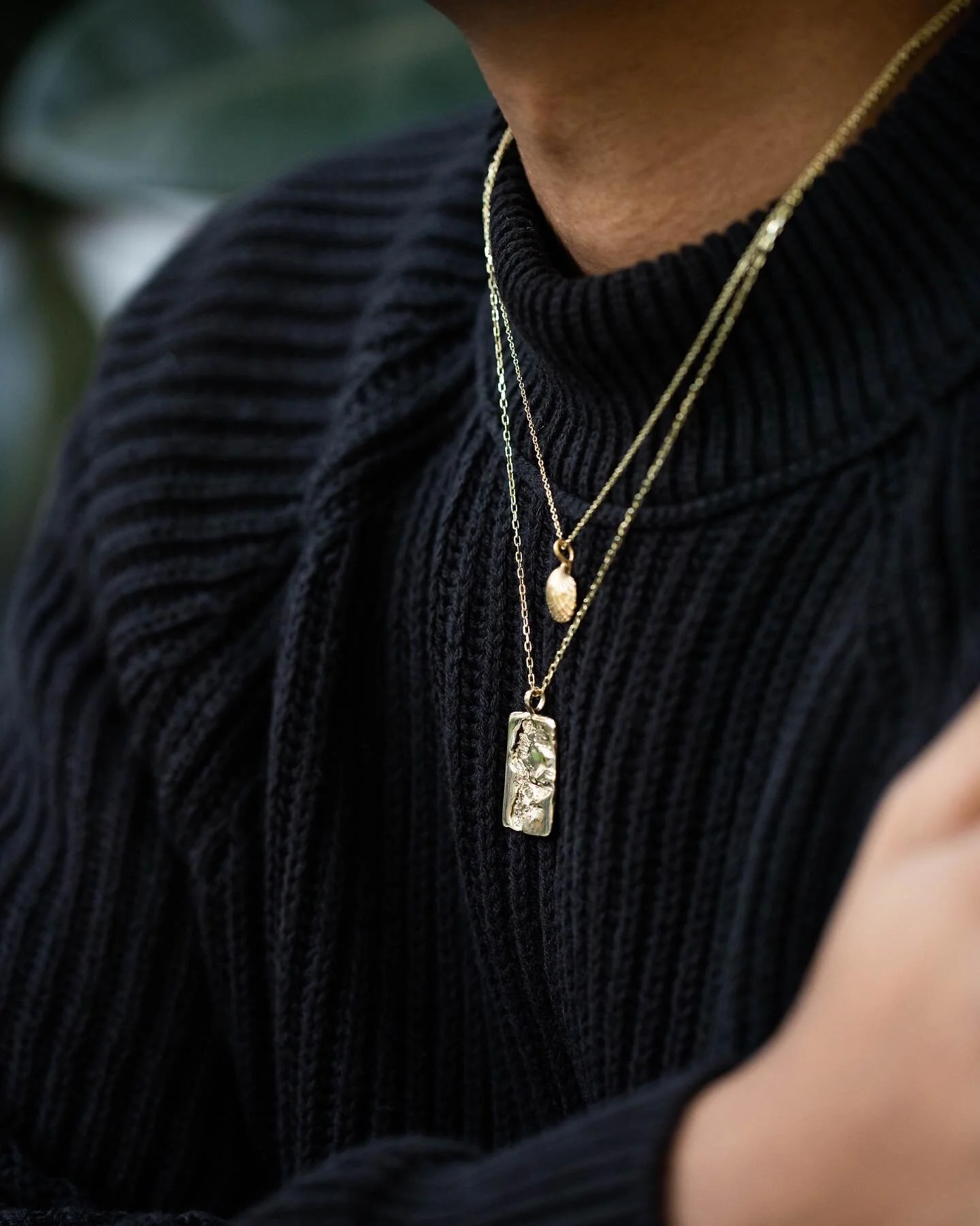 We adorn jewellery in layers of gold ✨

.

#jewellery #jewelry #mensjewelry #mensjewellery #goldjewellery #silverjewelry #pendant #goldjewelry #silverjewellery #ethicallysourced #gold #silver #ethicallymade #sustainableluxury #sustainableliving #fore