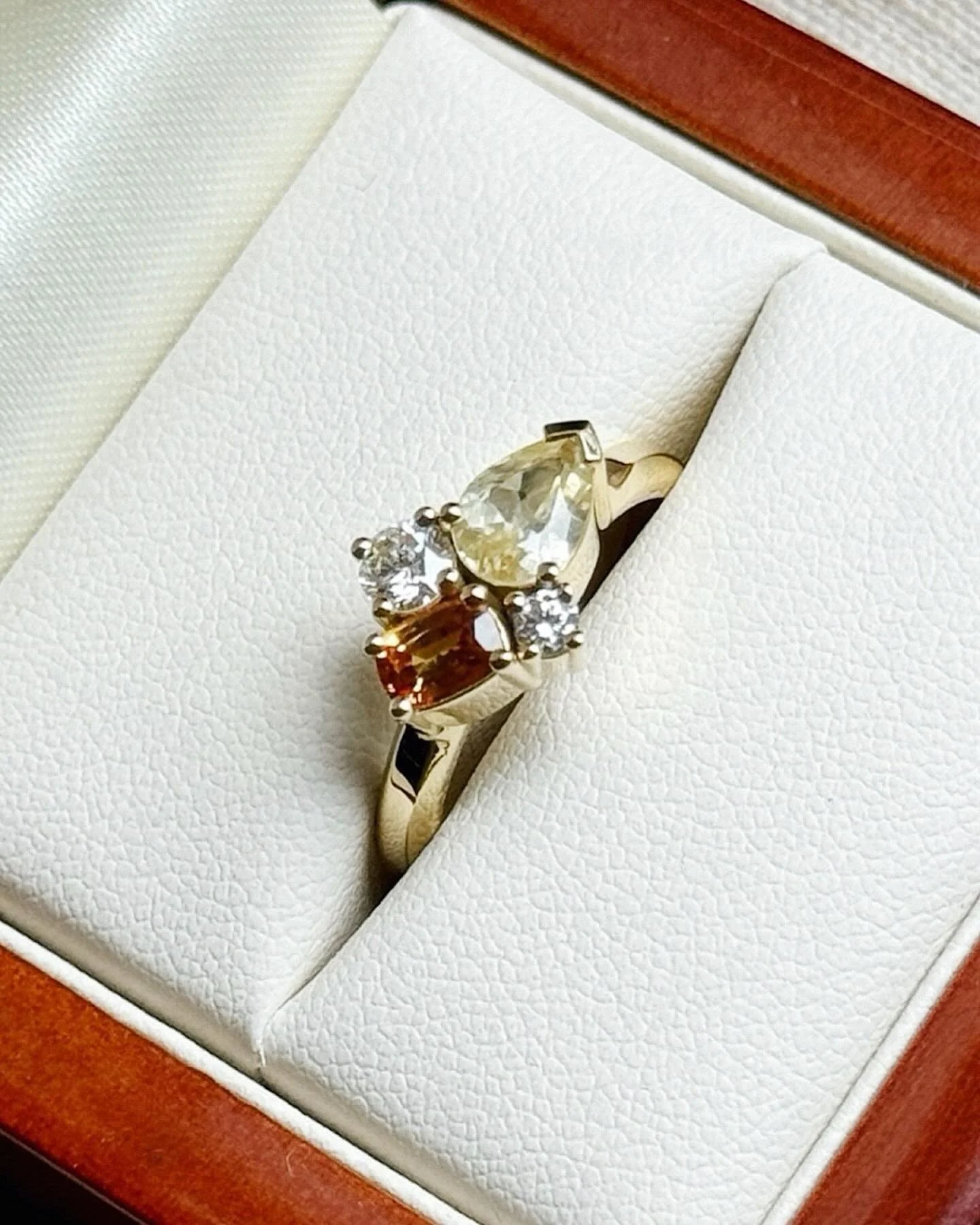 💍 ATTEYA BESPOKE PROPOSAL 💍

A huge congratulations to Hamish &amp; Ellen on your recent engagement 💛🤍🧡

Hamish came to me with a brief to create an asymmetrical one-of-a-kind engagement ring that would feature Ellen&rsquo;s favourite yellow and