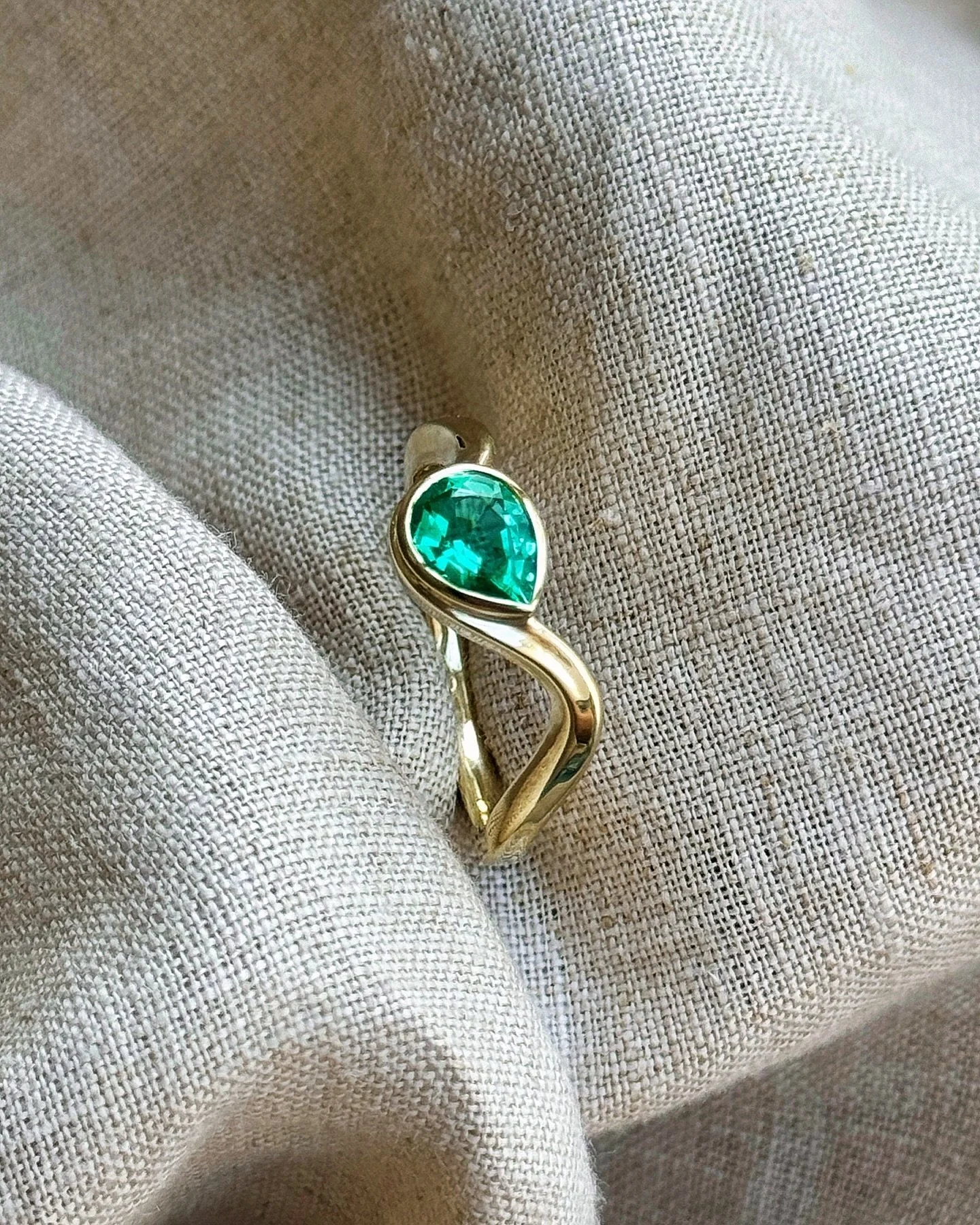 An emerald wave for World Oceans Day 💚🌊💚

#worldoceansday #protectouroceans #emeraldring #emeraldseas #wavering #goldring