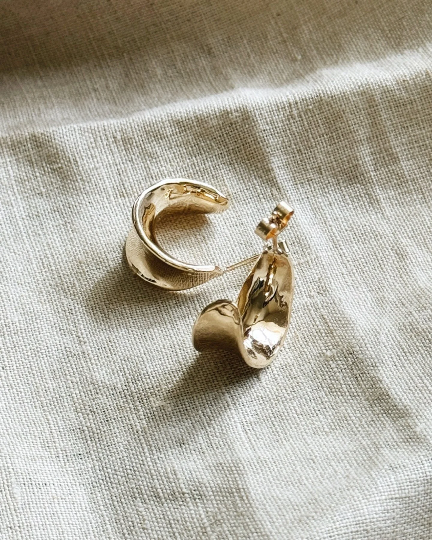 🍃 A pair of Curly Leaf Hoops in 9ct Yellow Gold 🍃 

#goldhoops #chunkyhoops #everydayhoops #goldhoopearrings #goldearrings #madetoorder #madewithlove