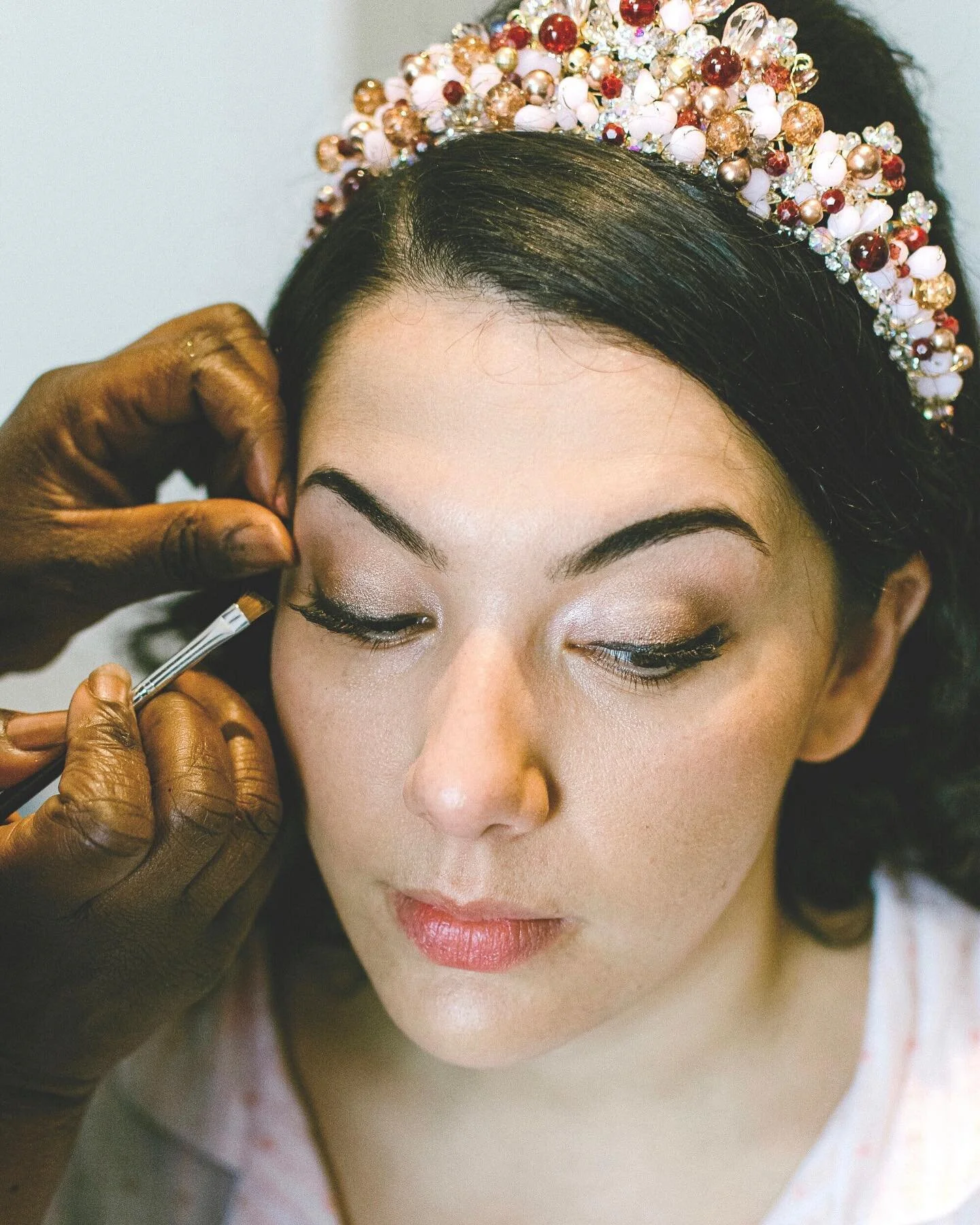 An in-action shot of the gorgeous Sevjan. Loving the light pinks that contrast with her dark hair 👰🏻 ⠀
Her beautiful circlet was made by one of her bridesmaids 🌺⠀
.⠀
#weddingtiara #weddingcirclet #pinksandreds #weddingphotography #wedding #wedding