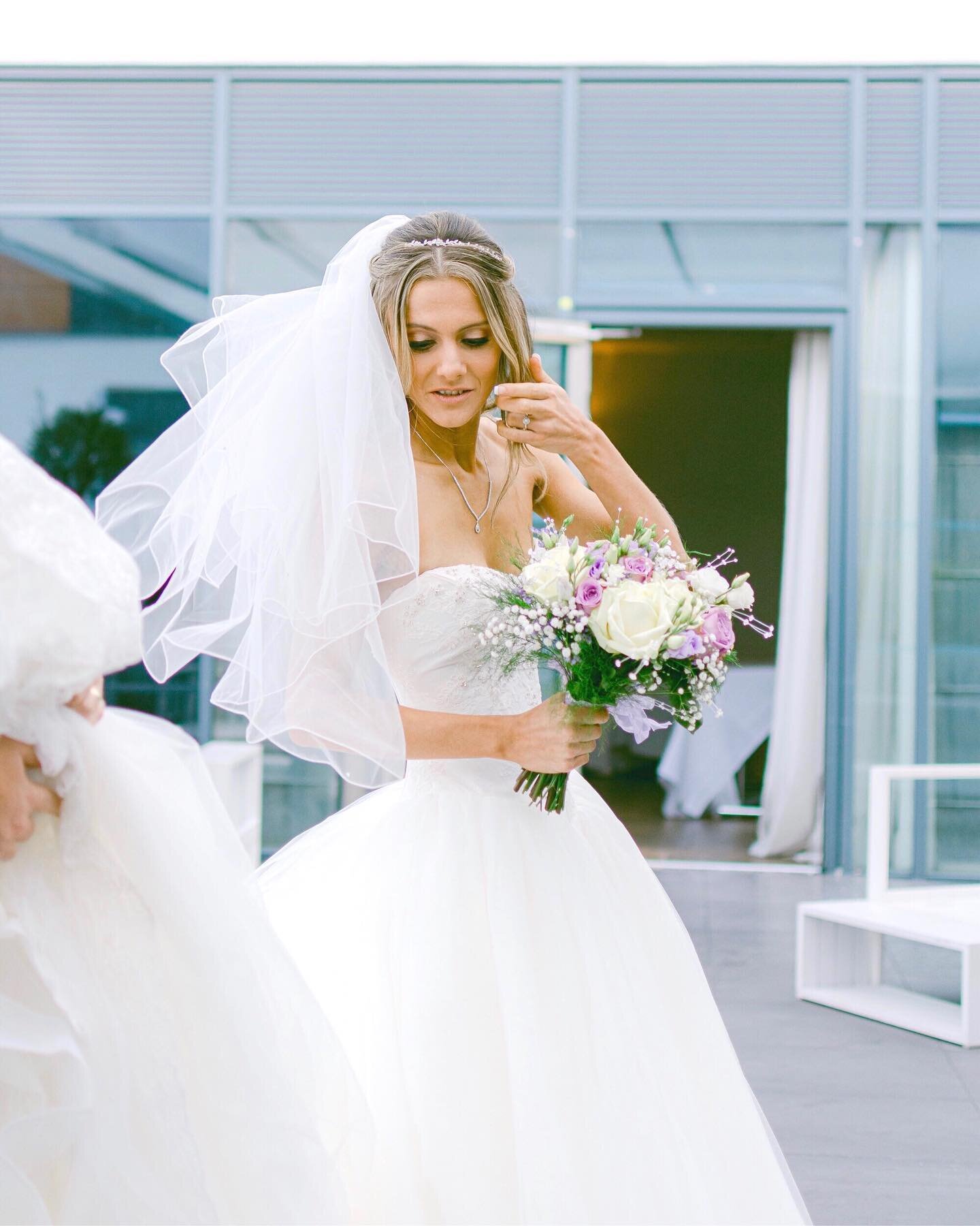 Caught in a moment ...⠀
. ⠀
#wind #gustofwind #weddingphotography #wedding #weddingday #weddingdress #weddings #weddinginspiration #breakfast #dress #weddingdream #weddinginspo #weddingphotographers #weddingphotographer #bestweddingphotographer #lond