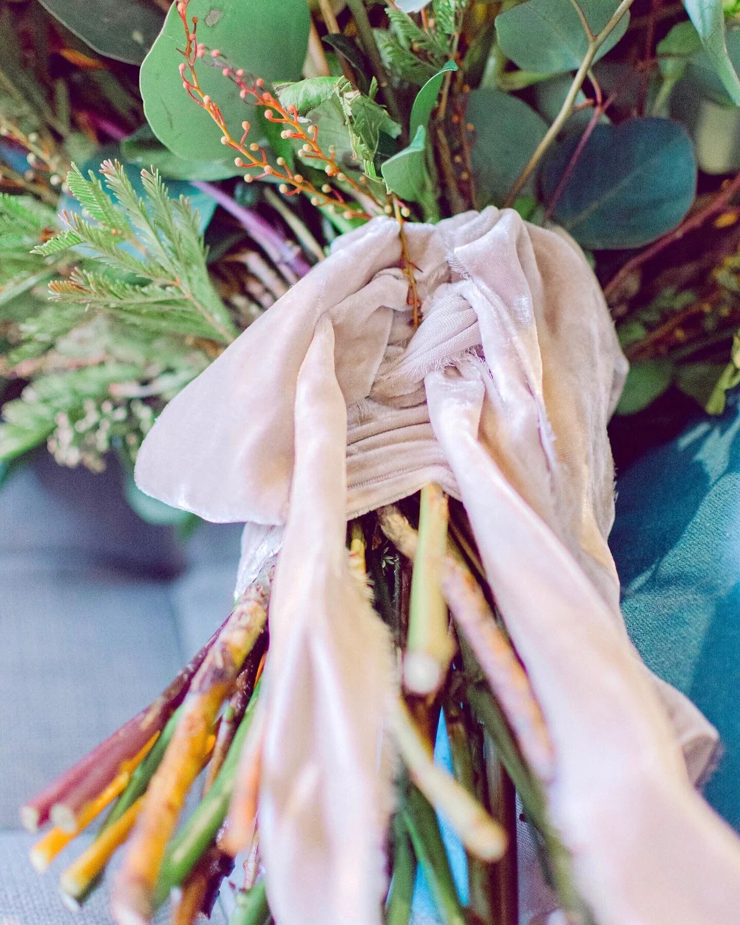 Each wedding is unique. I love seeing the diverse florals that speak of the couple&rsquo;s distinctive personality and vibe 💐 ⠀
🌼🌺🍀~ What kind of flowers would you have at your own wedding? ~🌿🌸🌻⠀
.⠀
#flowers #floral #uniquewedding #wedding #we