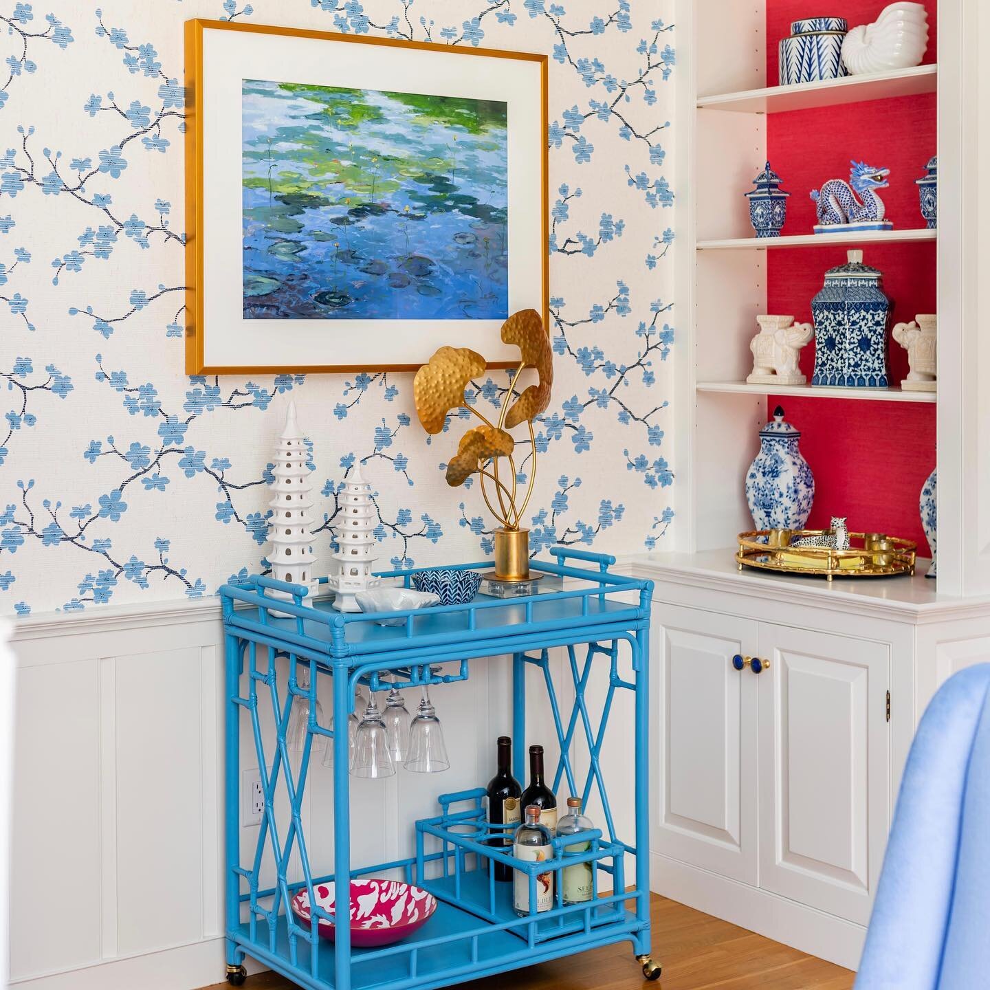 Cheers to the weekend! 🥂 Design: @trellishomedesign 📸: @jessicadelaneyphotography #trellishomedesign #diningroom #barcart #colorful #blueandwhite #popsofpink #wallpaper #itsallinthedetails #bostondesigner #southshore #capecod #marthasvineyard #bost