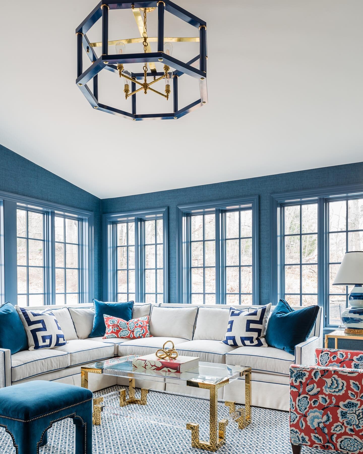 This @dunesandduchess Navy lacquered Octo pendant is the star of the show in this room⭐️💫Design: @trellishomedesign 📸: @jessicadelaneyphotography #trellishomedesign #interiordesign #familyroom #sunroom #livableluxury #colorful #blueandwhite #boston