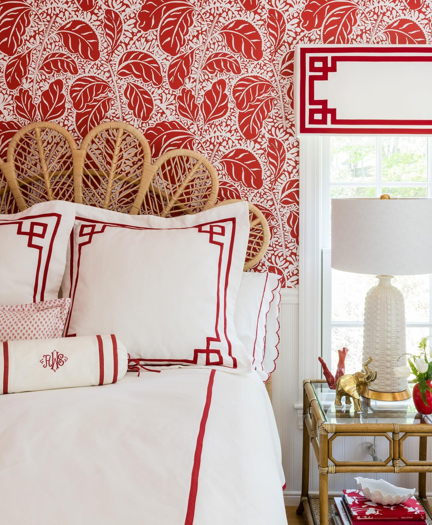 ❤️The power of RED!❤️ This pretty @janewilnerdesigns bedding pairs beautifully with the @lamaisonpierrefrey wallpaper (appropriately named Bananas 🍌🍌).❤️❤️ Design: @trellishomedesign 📸: @jessicadelaneyphotography #trellishomedesign #interiordesign