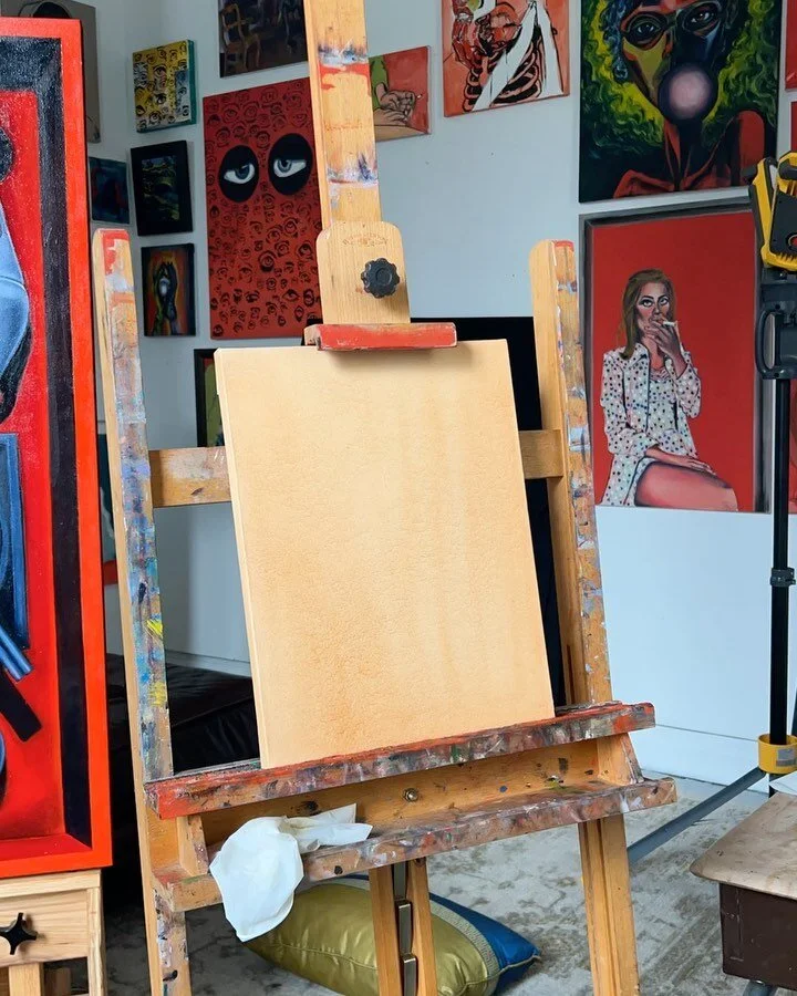 Before work I can fit in an hour session, this morning I needed to start something new, going though my photos I found this gem. I love the mirrors, the depth of the space, and the chaos. But the memory is the other draw for me. Leaving the dance flo