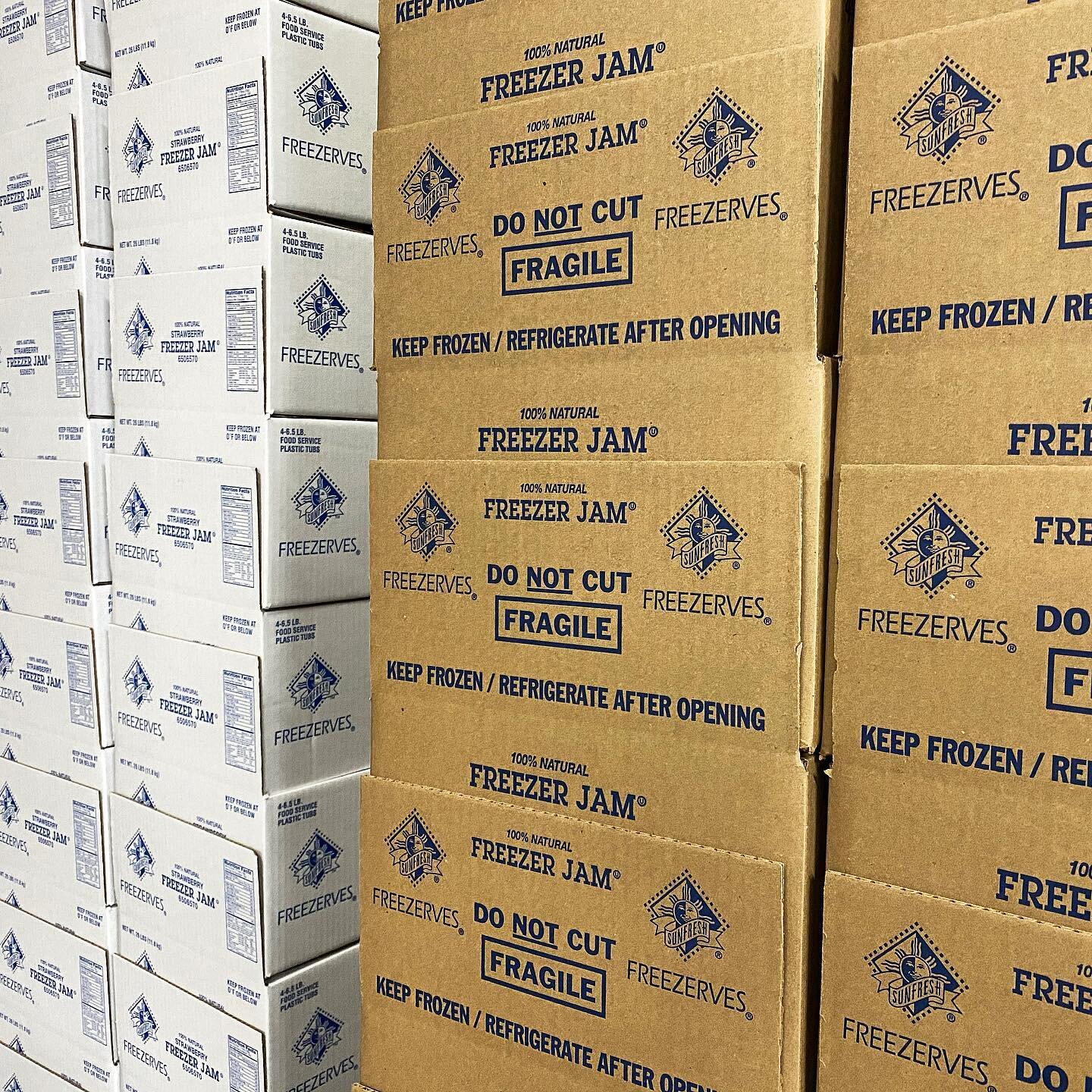 Making some positive moves here at Sunfresh! 
☀️
The foodservice industry standard seems to be white boxes. We get it; they are clean, the letters and logos stand out, so many others do it too. But, we have decided to give Mother Earth a little break